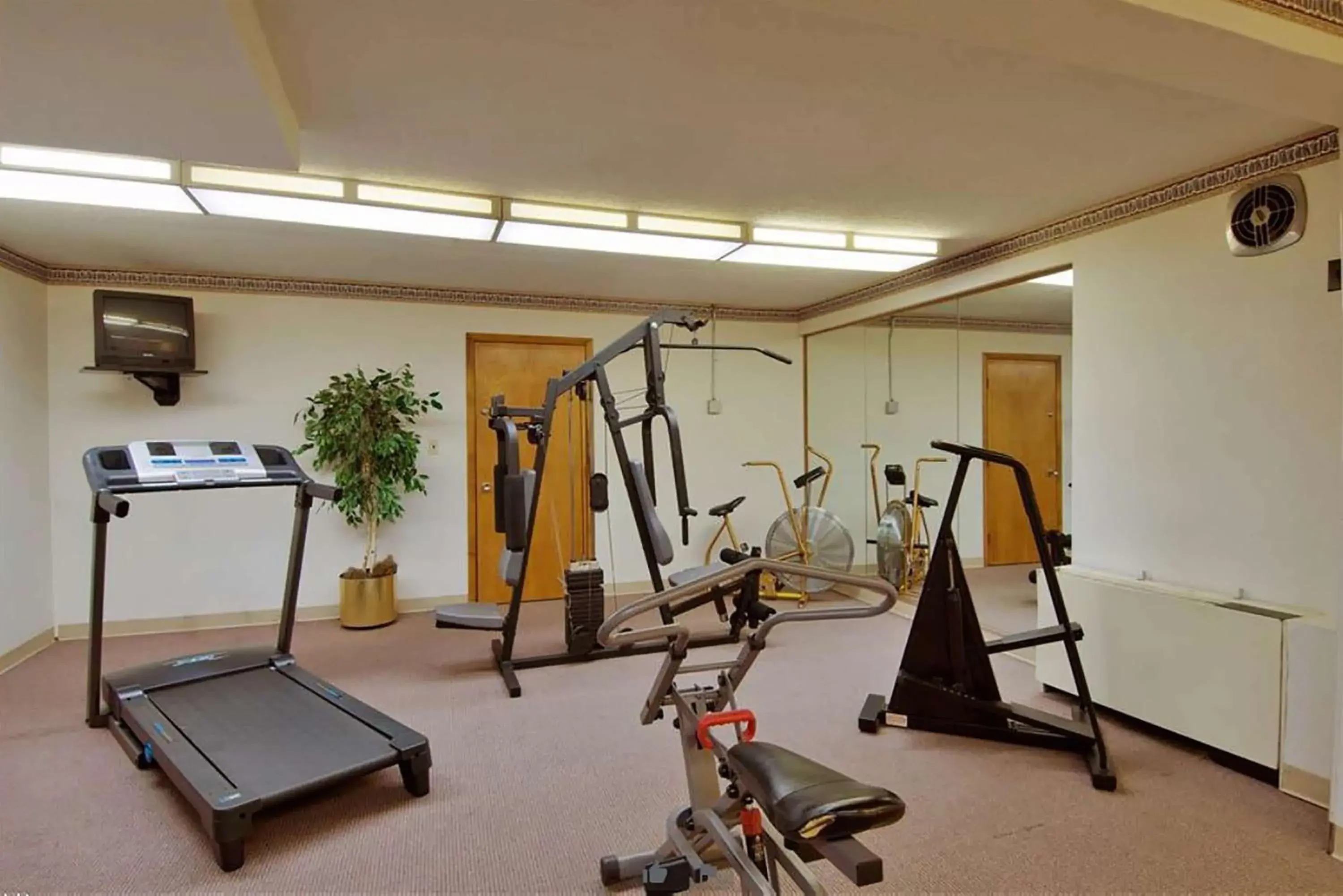 Fitness centre/facilities, Fitness Center/Facilities in Travelodge by Wyndham Cleveland Airport
