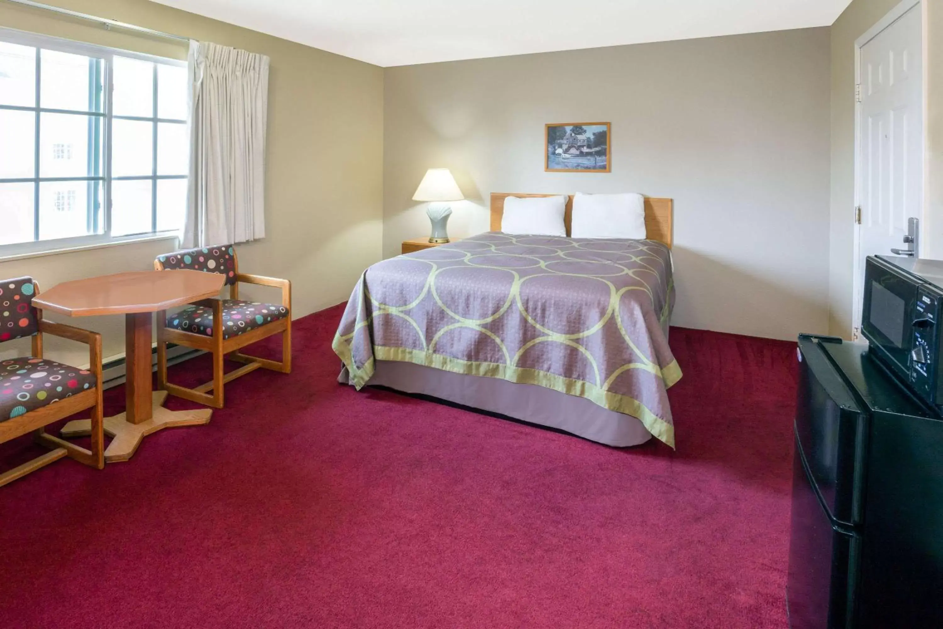 Photo of the whole room, Bed in Super 8 by Wyndham Crescent City