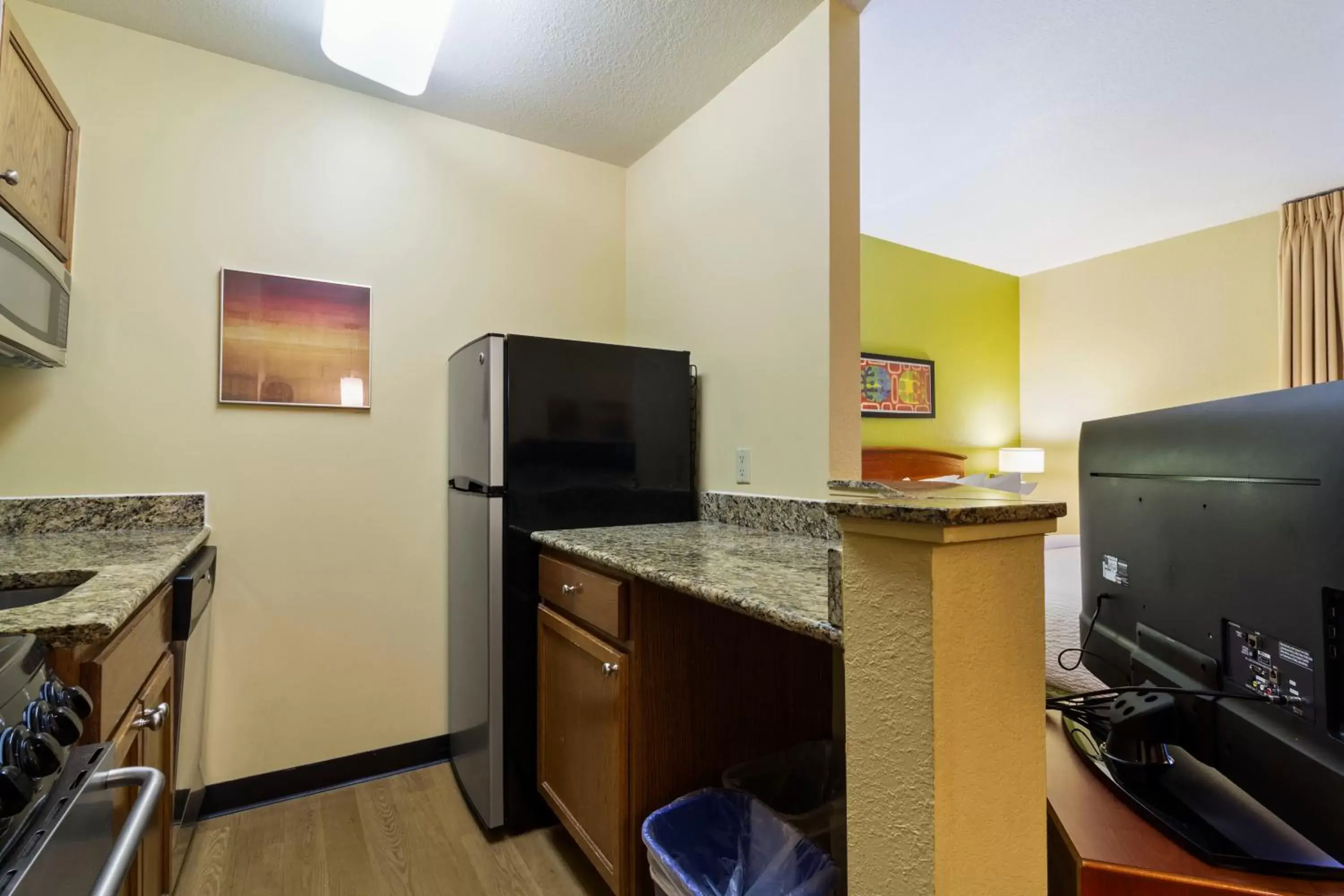 Kitchen or kitchenette, TV/Entertainment Center in Extended Stay America Suites - Virginia Beach