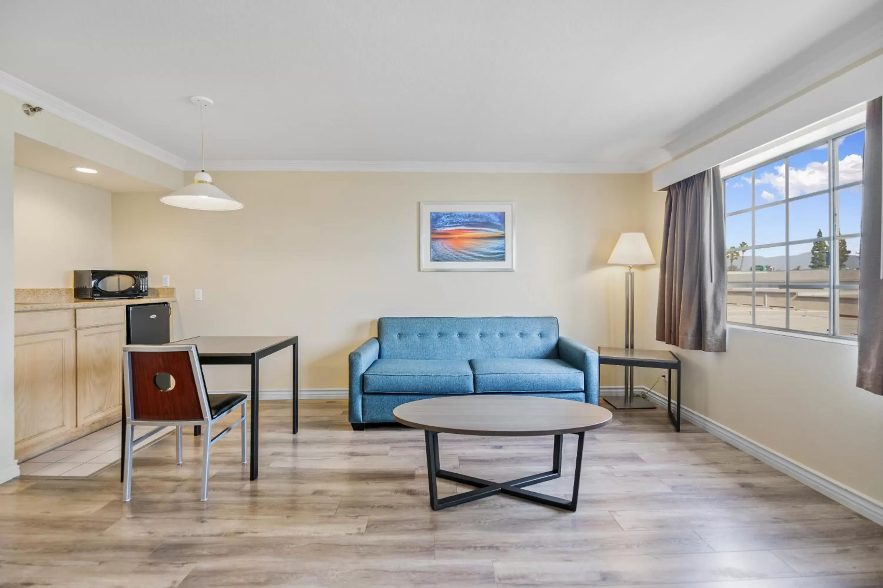 Living room, Seating Area in SureStay Hotel by Best Western Fontana