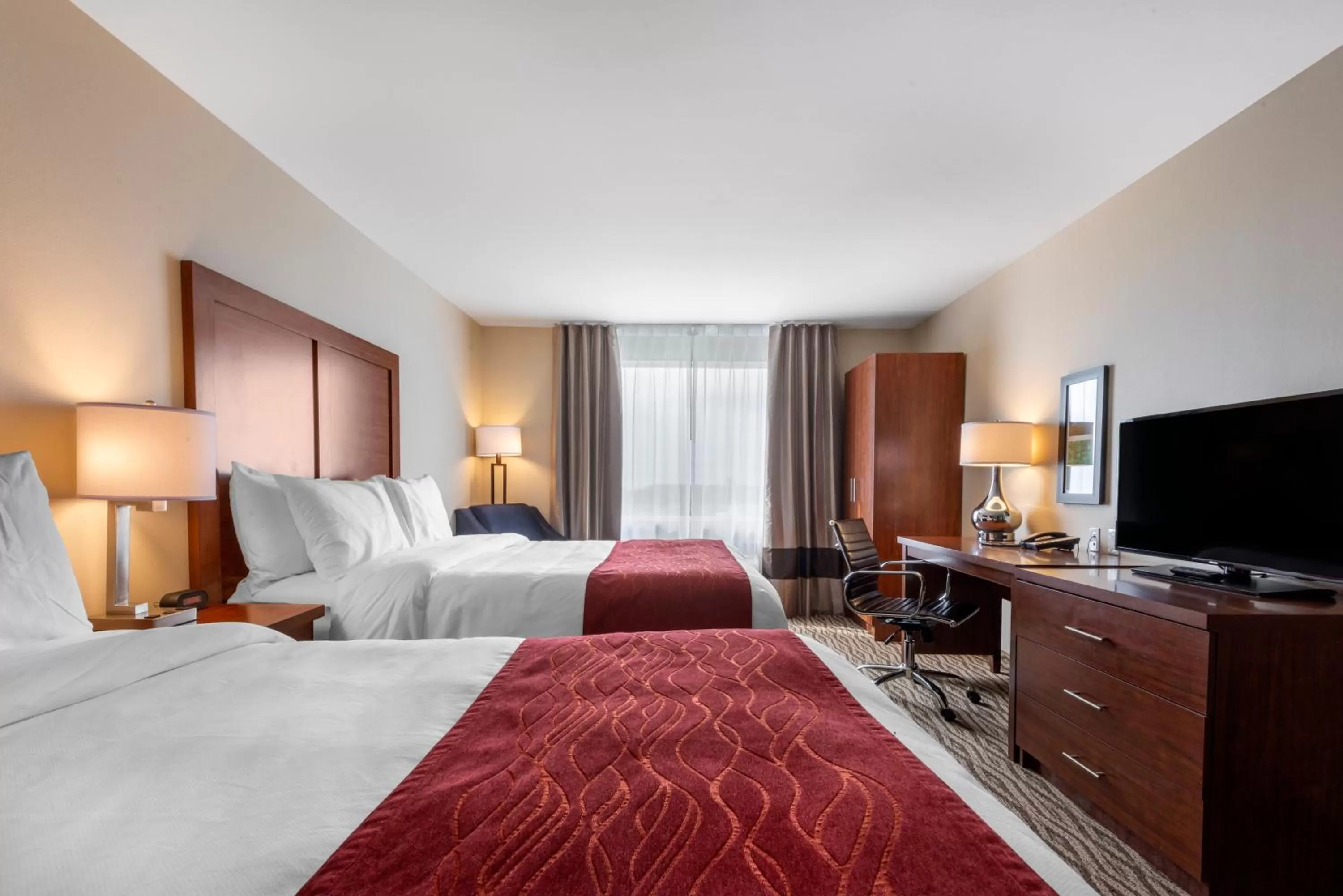 Photo of the whole room, Bed in Comfort Inn & Suites