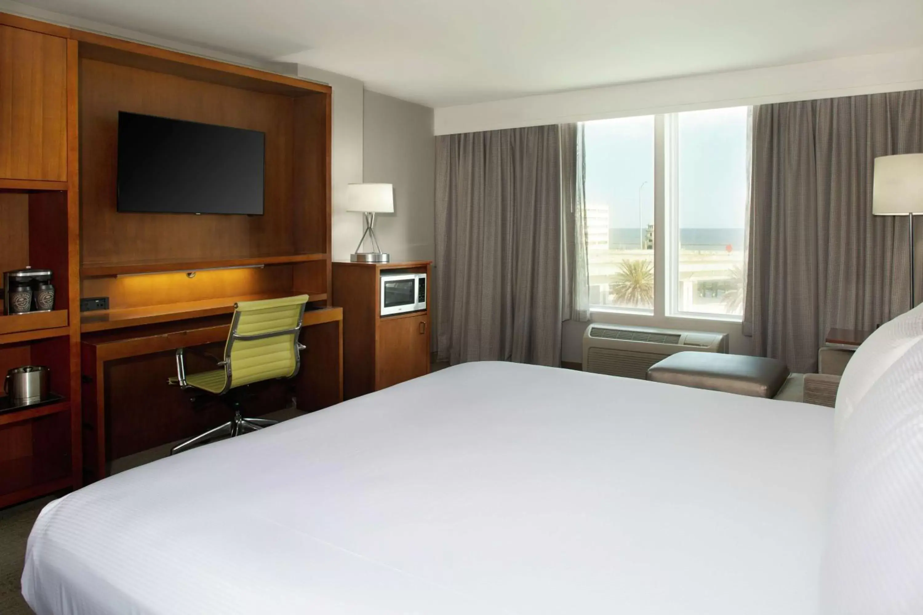 Bedroom, Bed in DoubleTree by Hilton Biloxi