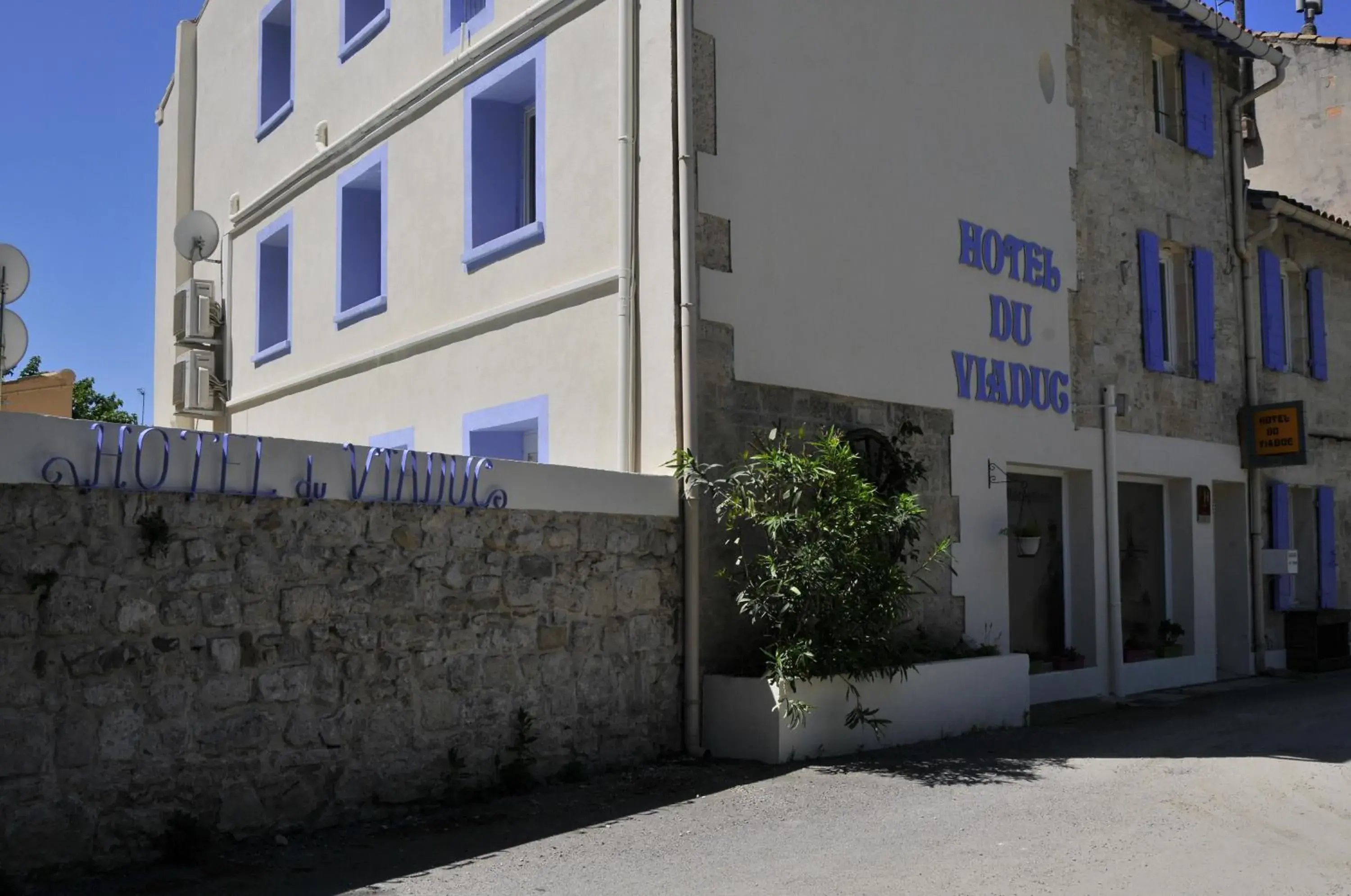 Facade/entrance, Property Building in Hôtel Du Viaduc