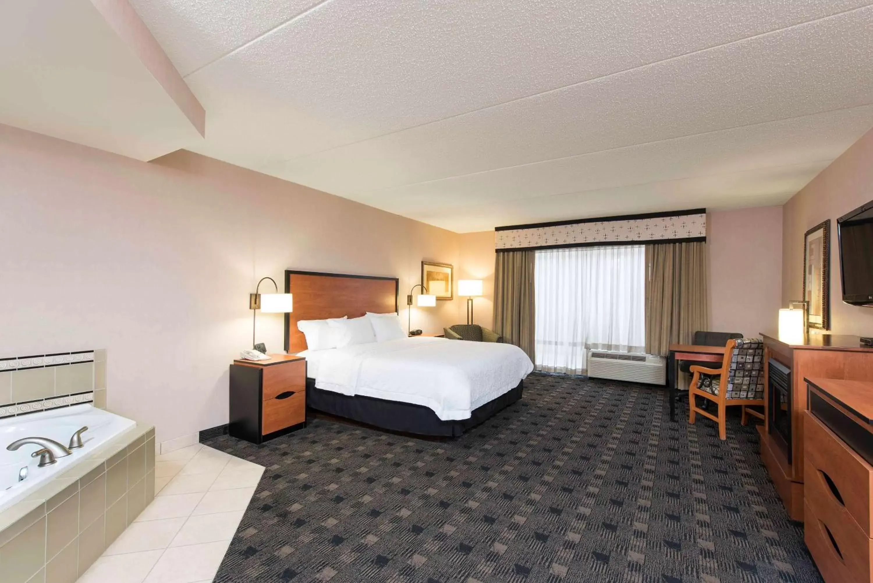 Bed in Hampton Inn and Suites Indianapolis-Fishers
