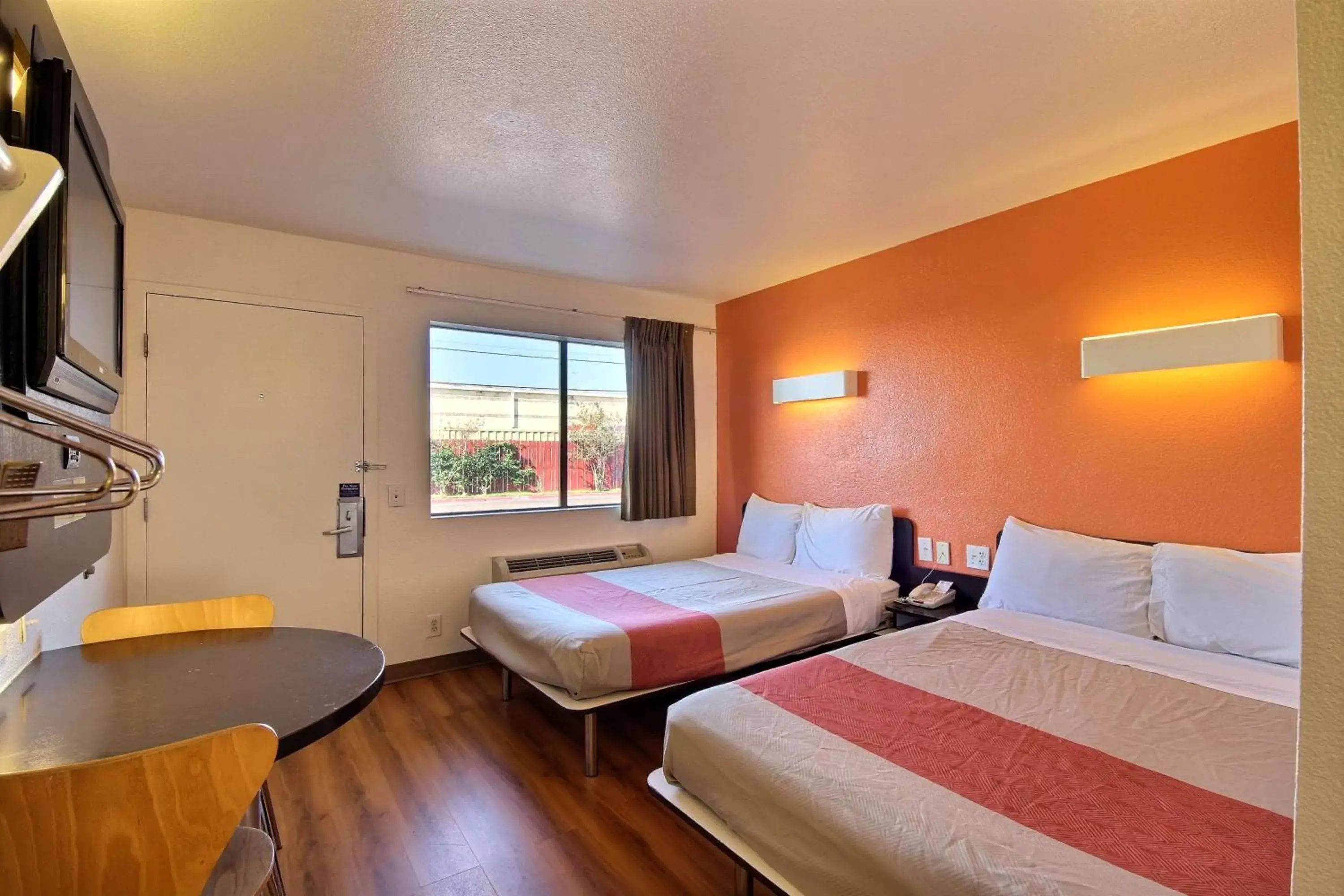 TV and multimedia, Bed in Motel 6-Laredo, TX - South