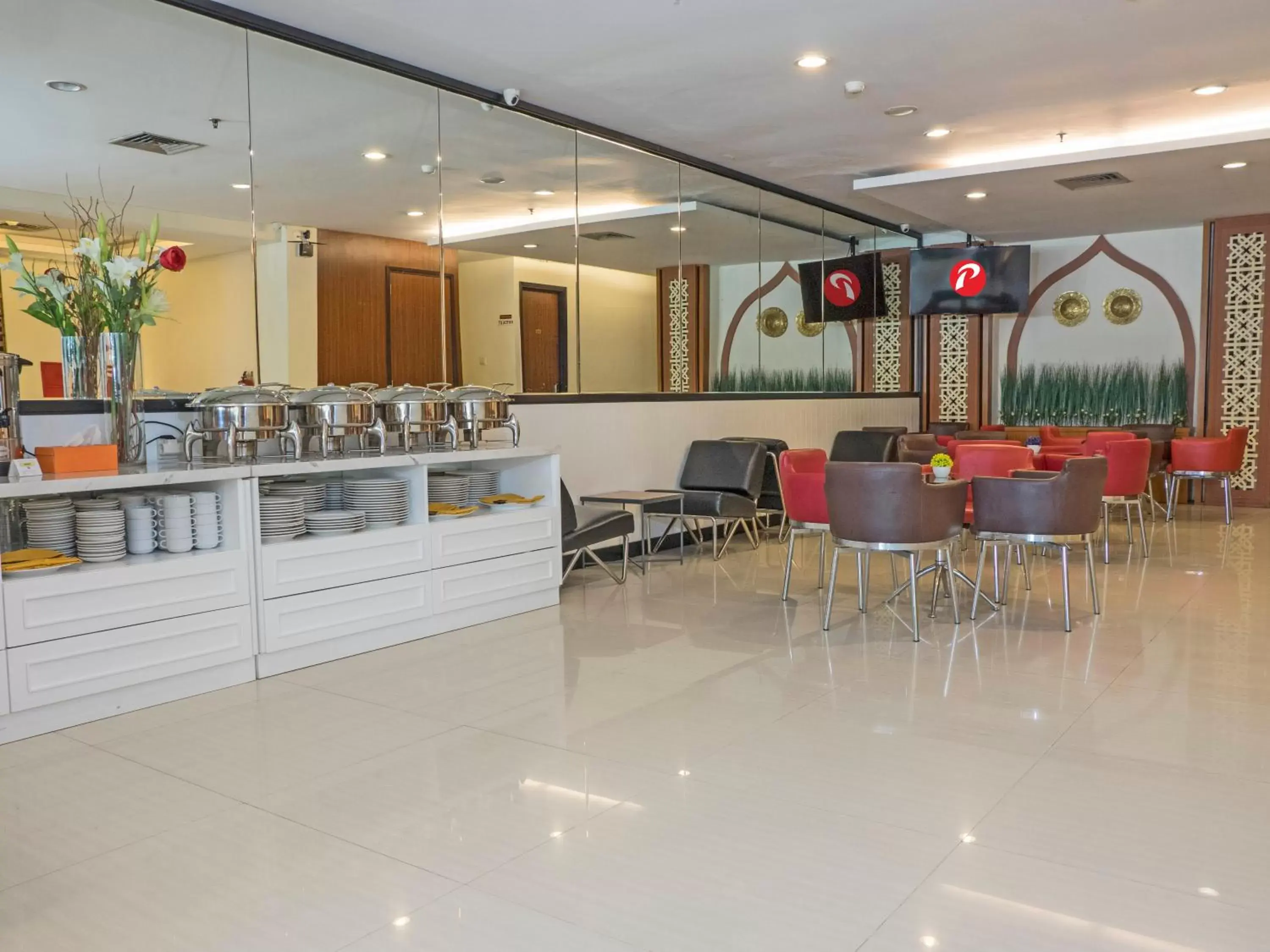 Restaurant/Places to Eat in d'primahotel Airport 1