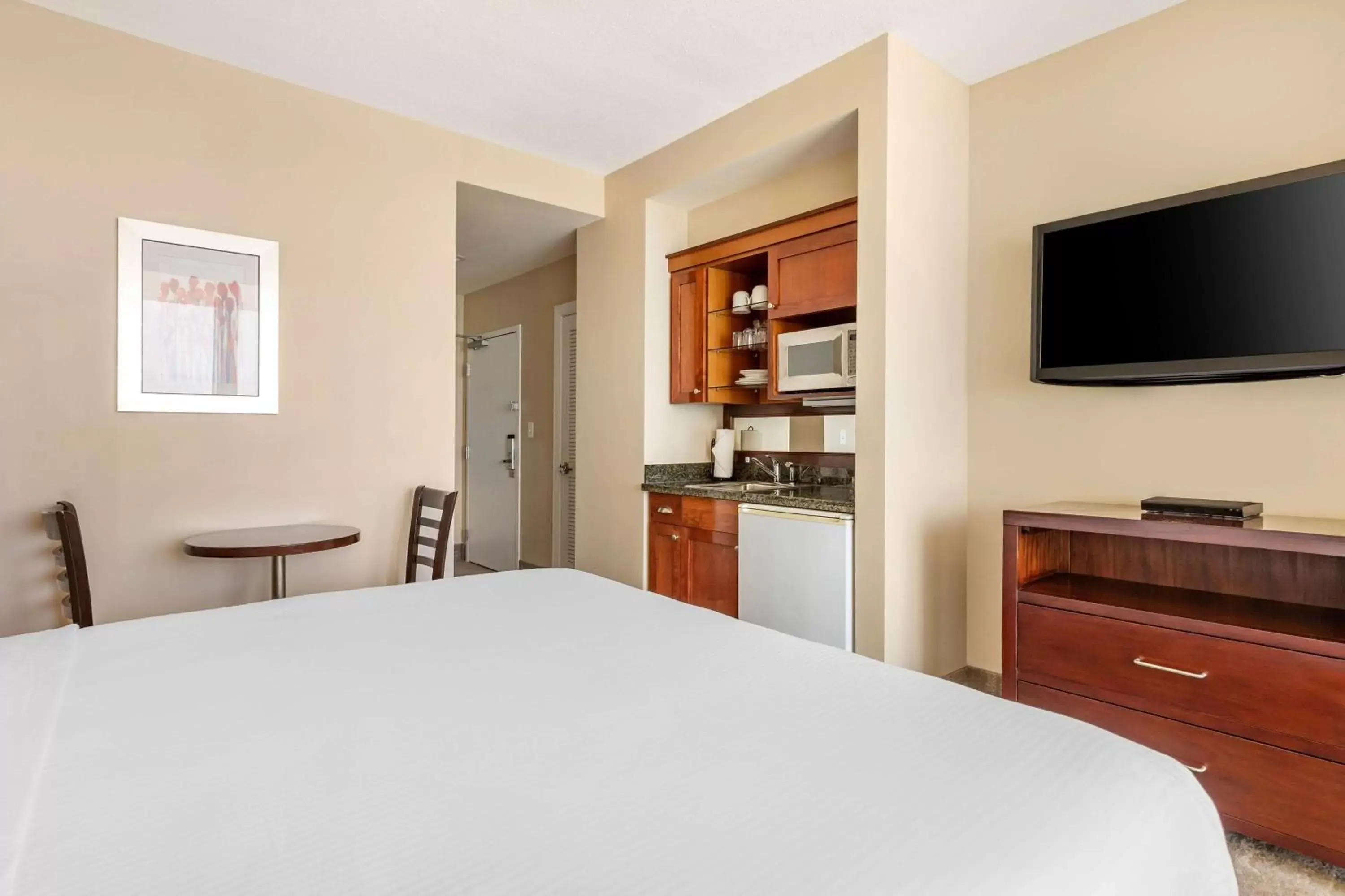 Kitchen or kitchenette, Bed in Hilton Vacation Club Ocean Beach Club Virginia Beach