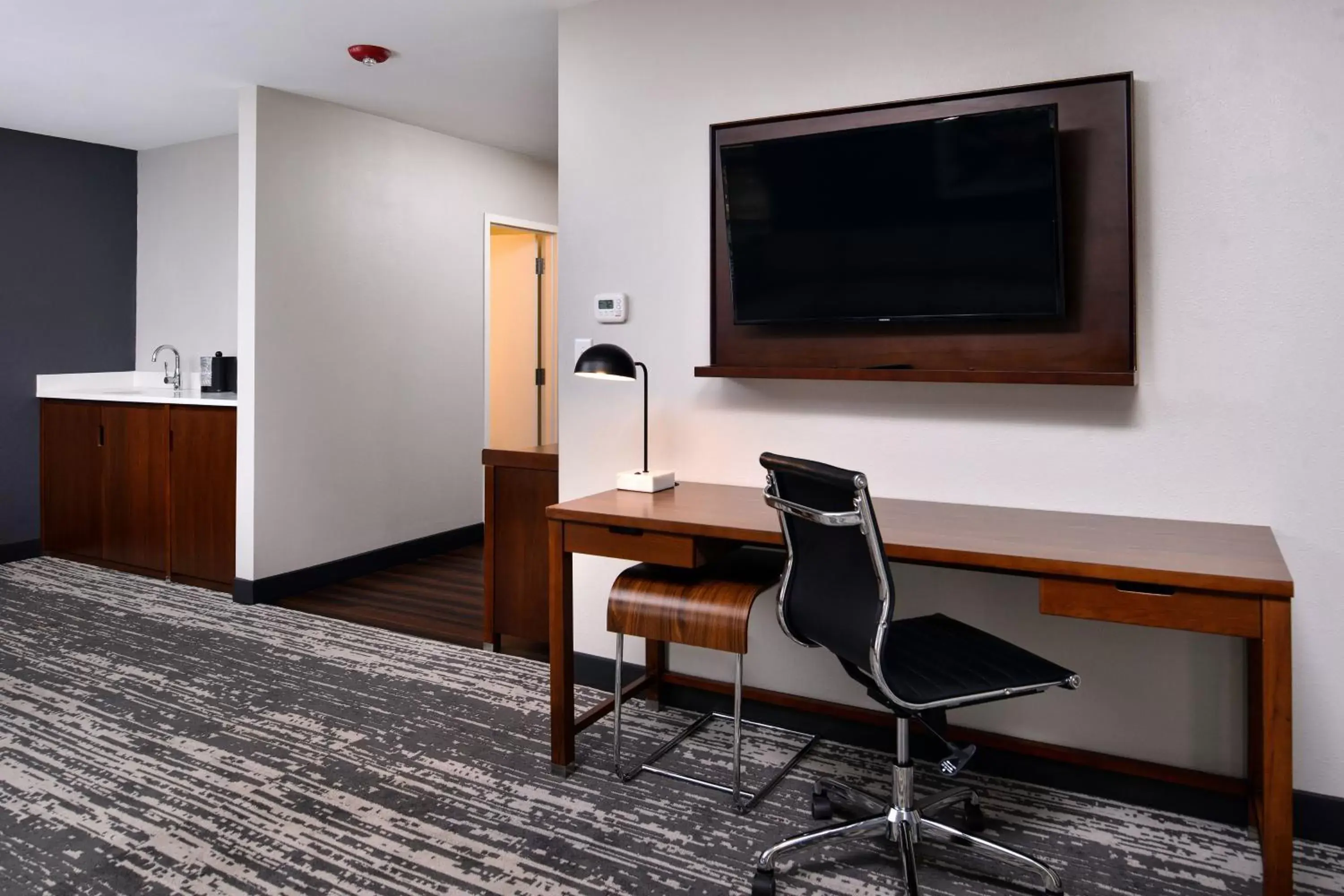 Bedroom, TV/Entertainment Center in Four Points by Sheraton Omaha Midtown