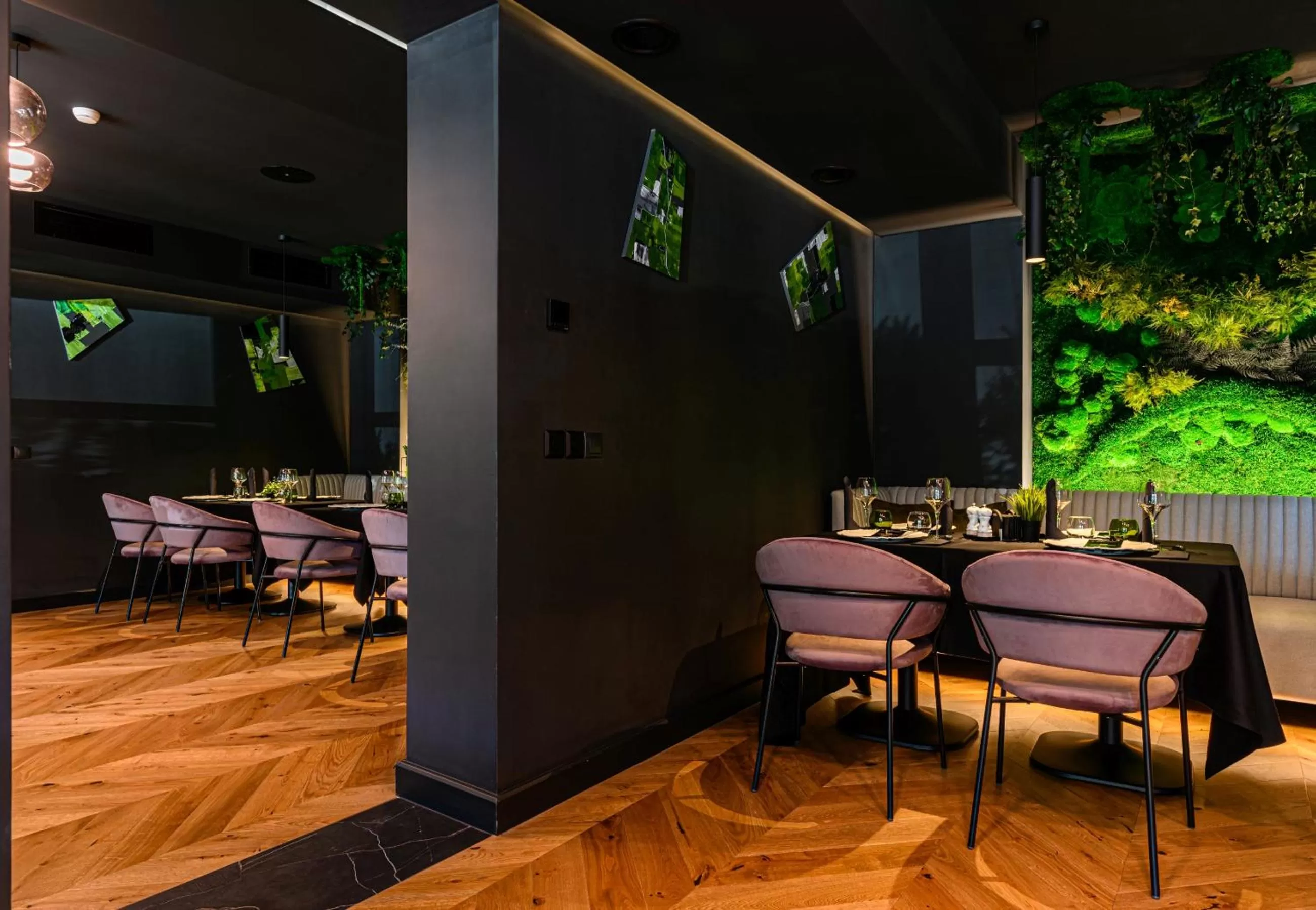 Restaurant/places to eat in B THE HOTEL