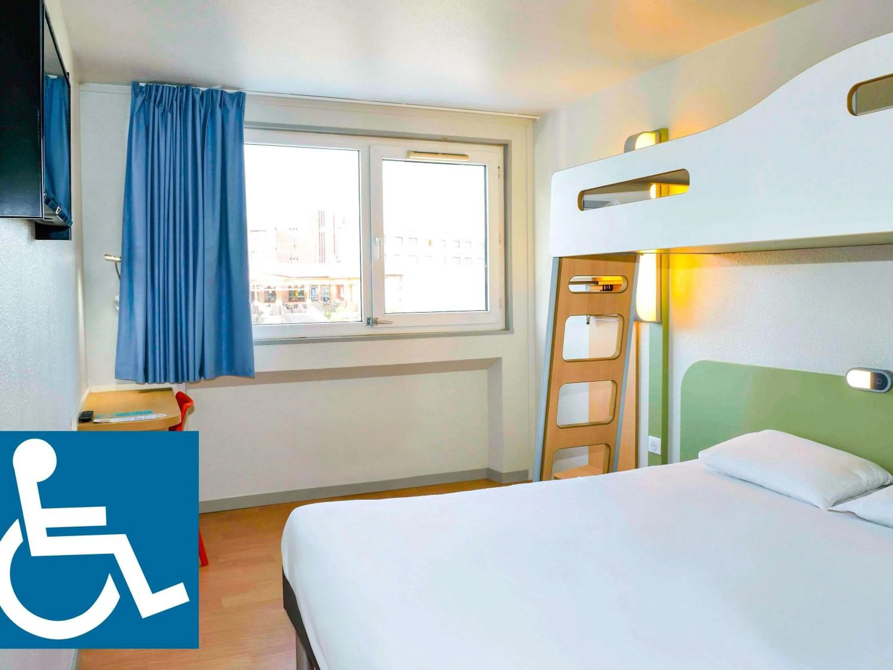 Accessible standard Room with One Double Bed and One Single Bed in Ibis Budget Boulogne-Sur-Mer Centre les Ports