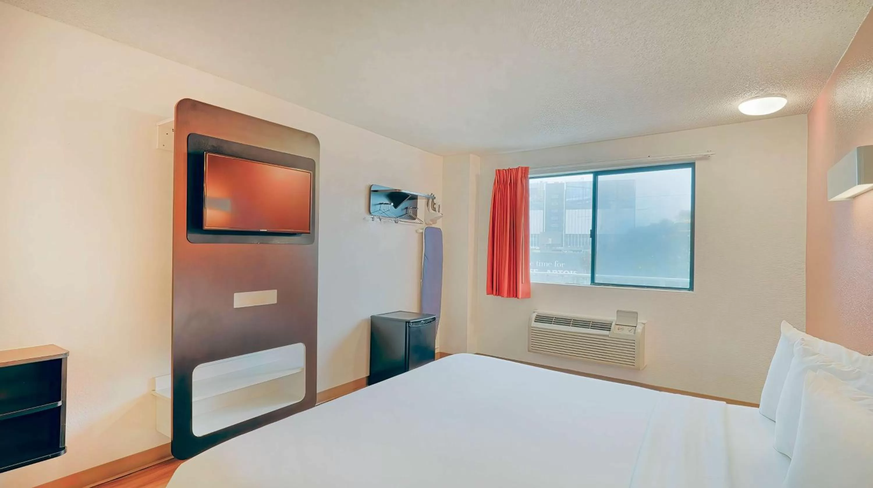 Bedroom, Bed in Motel 6-Los Angeles, CA - Los Angeles - LAX