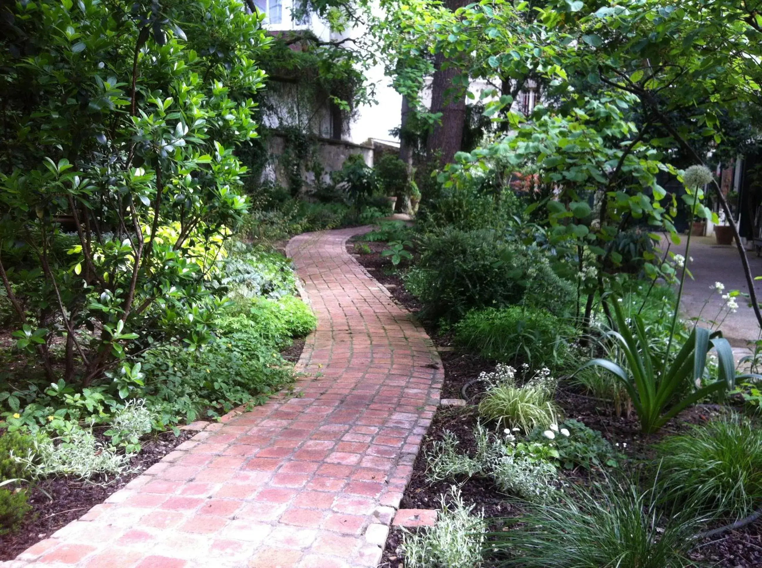 Garden in Eden Lodge Paris Garden in Eden Lodge Paris