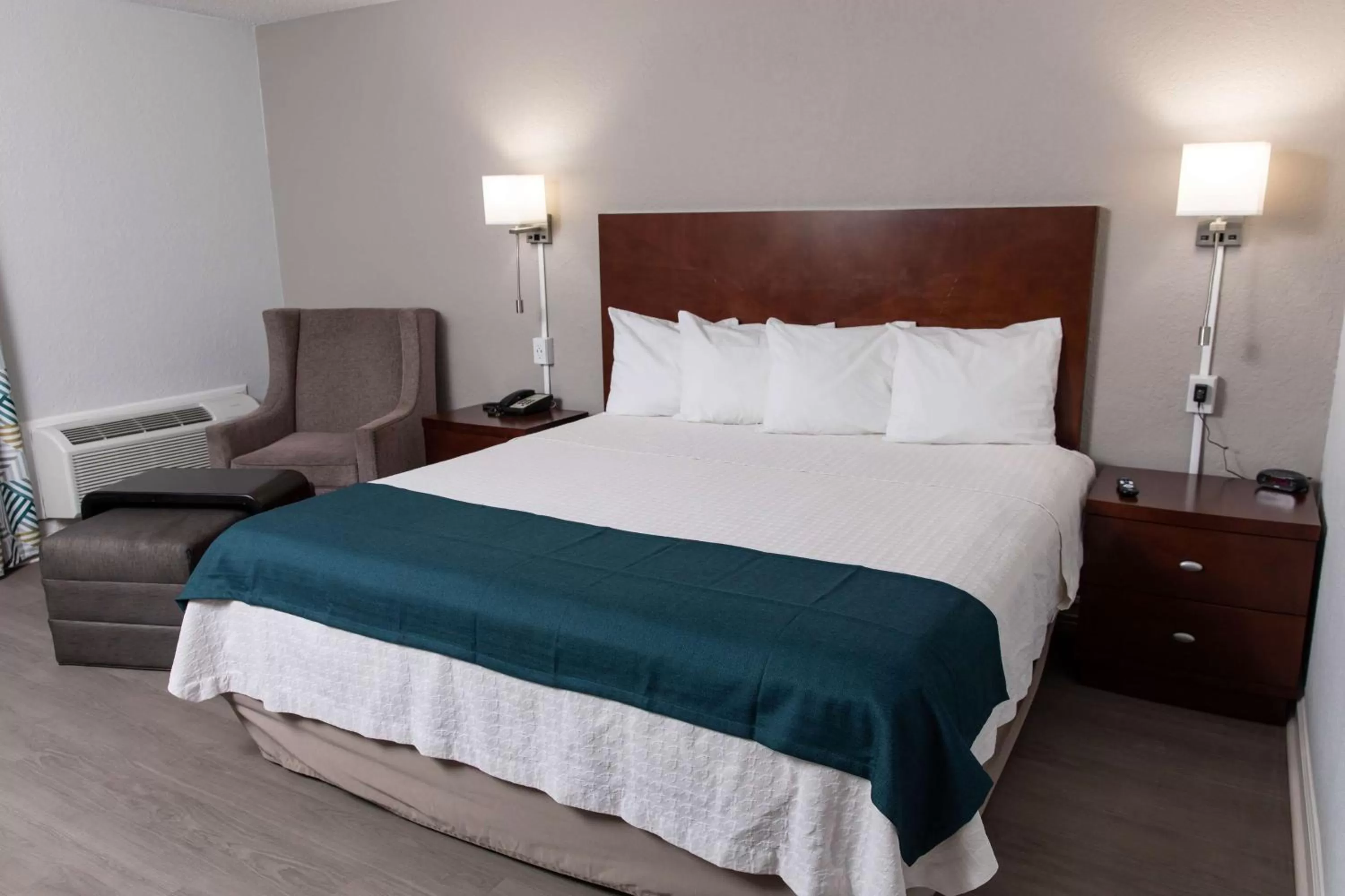 Photo of the whole room, Bed in Studio 6 Ocala, FL