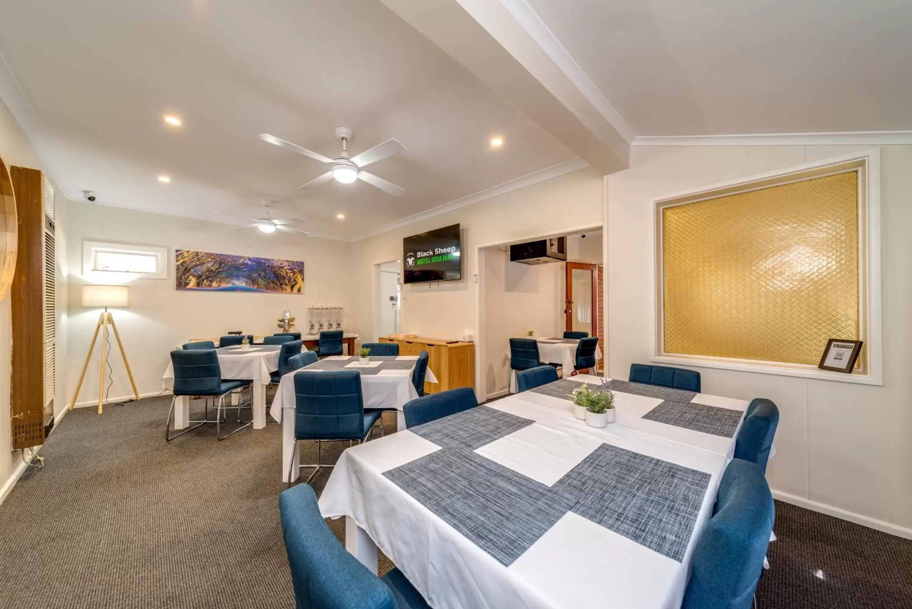 Communal lounge/ TV room, Restaurant/Places to Eat in Black Sheep Motel Goulburn