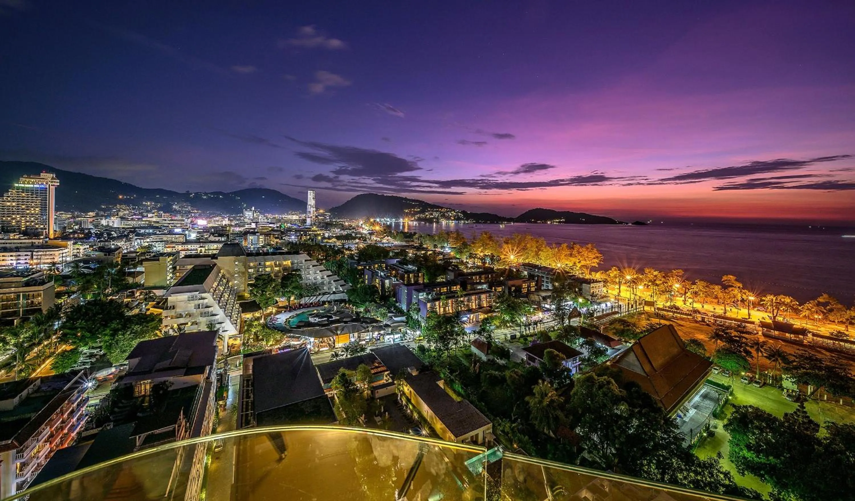Lounge or bar in Andaman Beach Suites Hotel, Patong Phuket