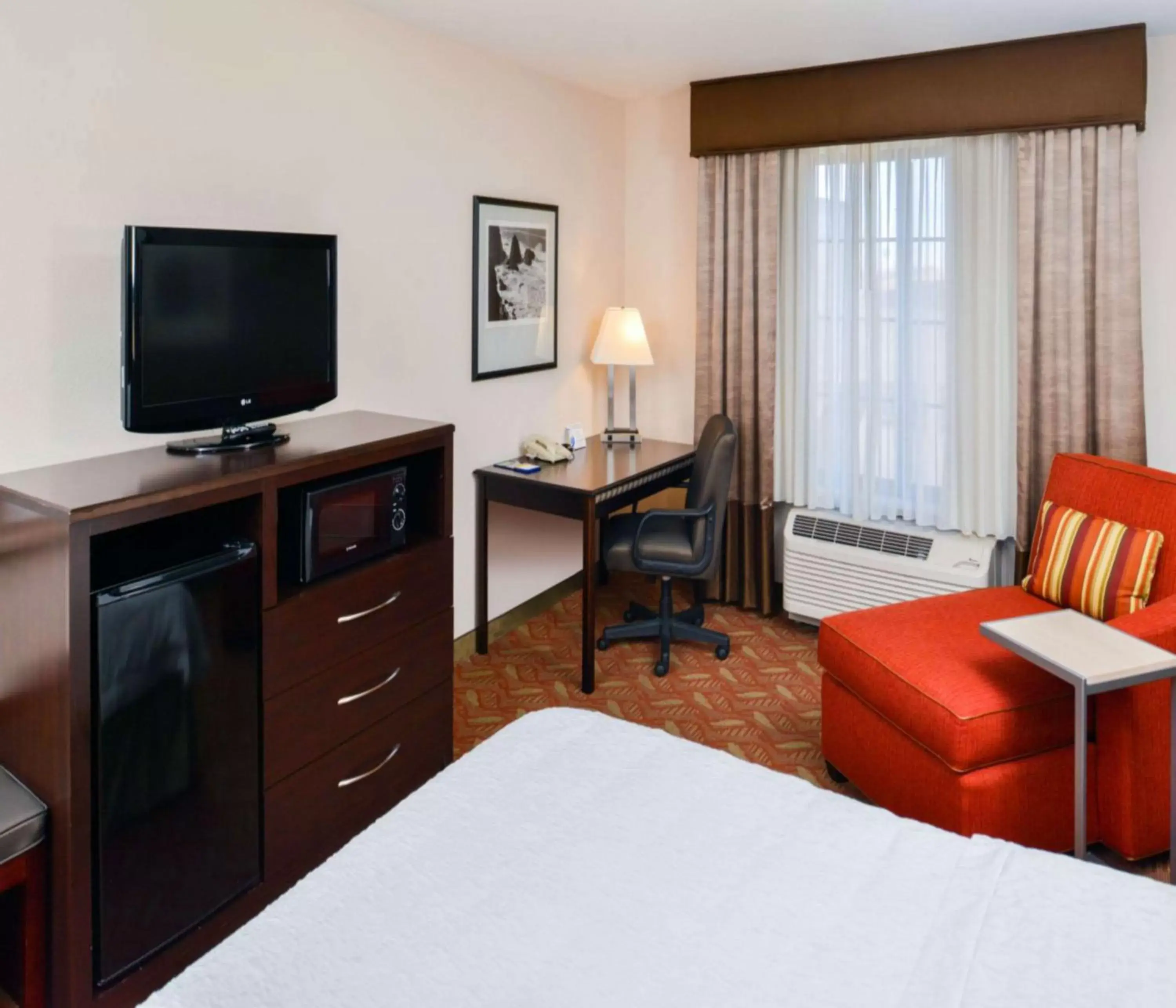 Bedroom, TV/Entertainment Center in Hampton Inn & Suites San Francisco-Burlingame-Airport South
