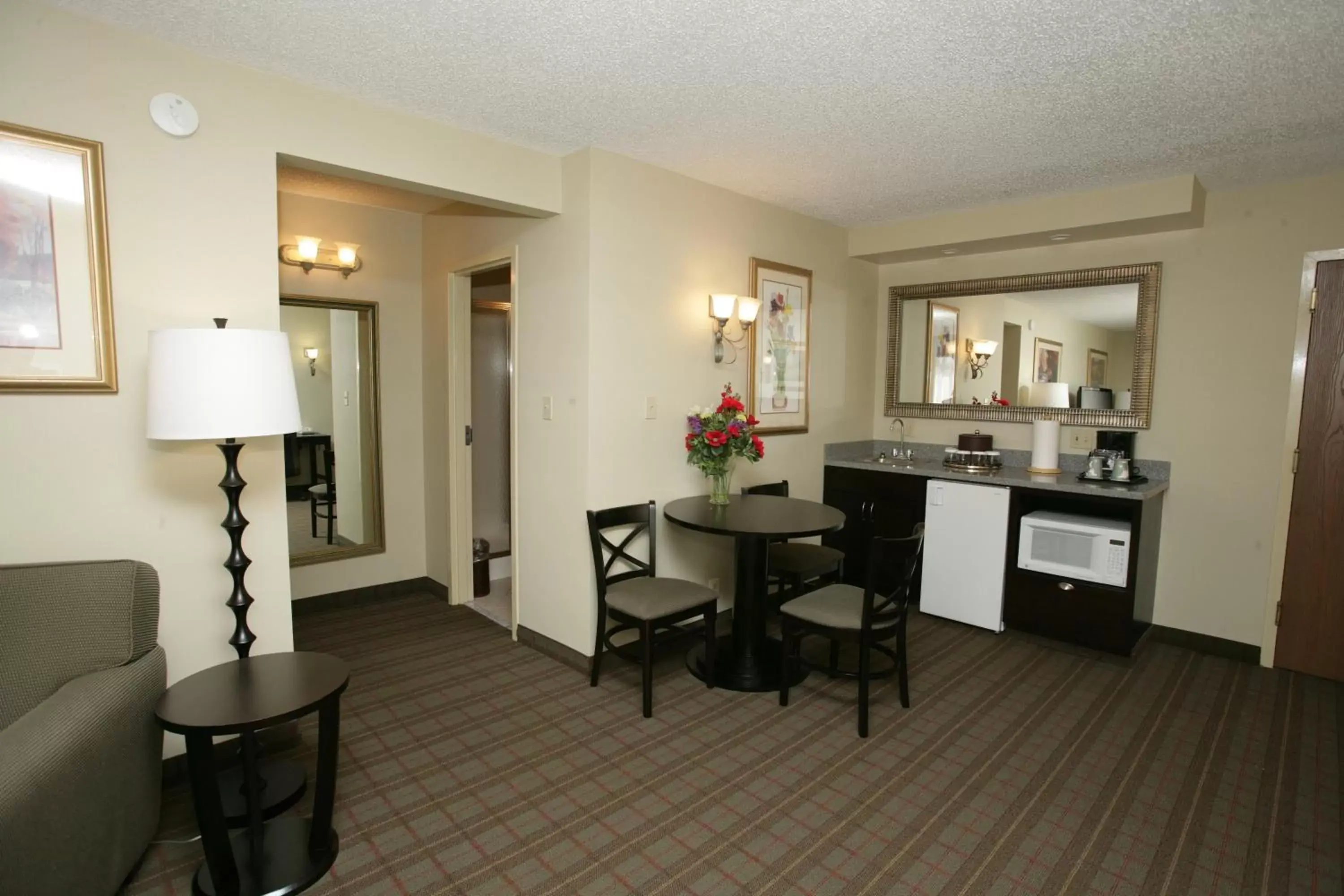 Photo of the whole room, Kitchen/Kitchenette in Holiday Inn Riverton-Convention Center, an IHG Hotel