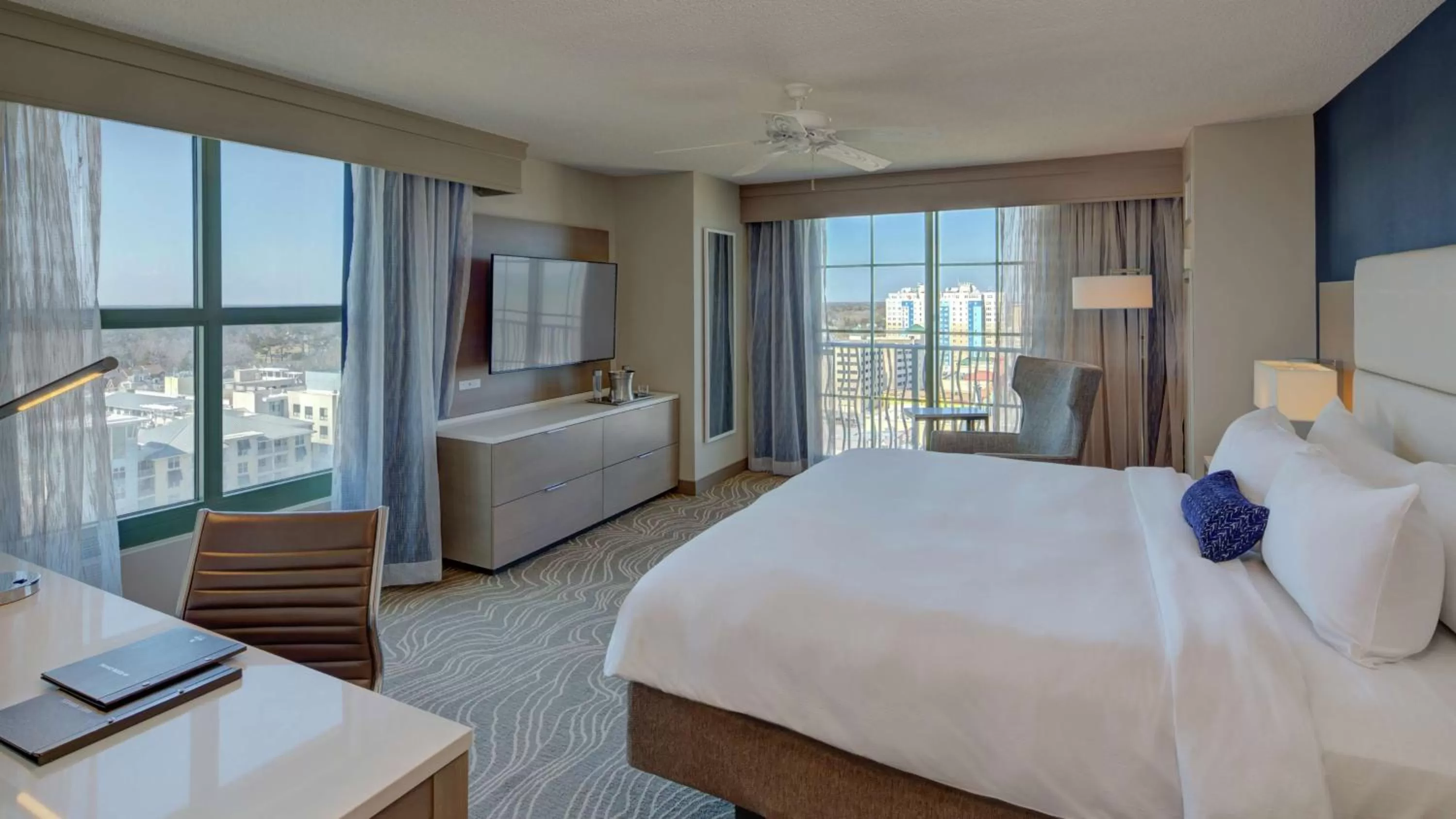 Bedroom, Bed in Hilton Virginia Beach Oceanfront