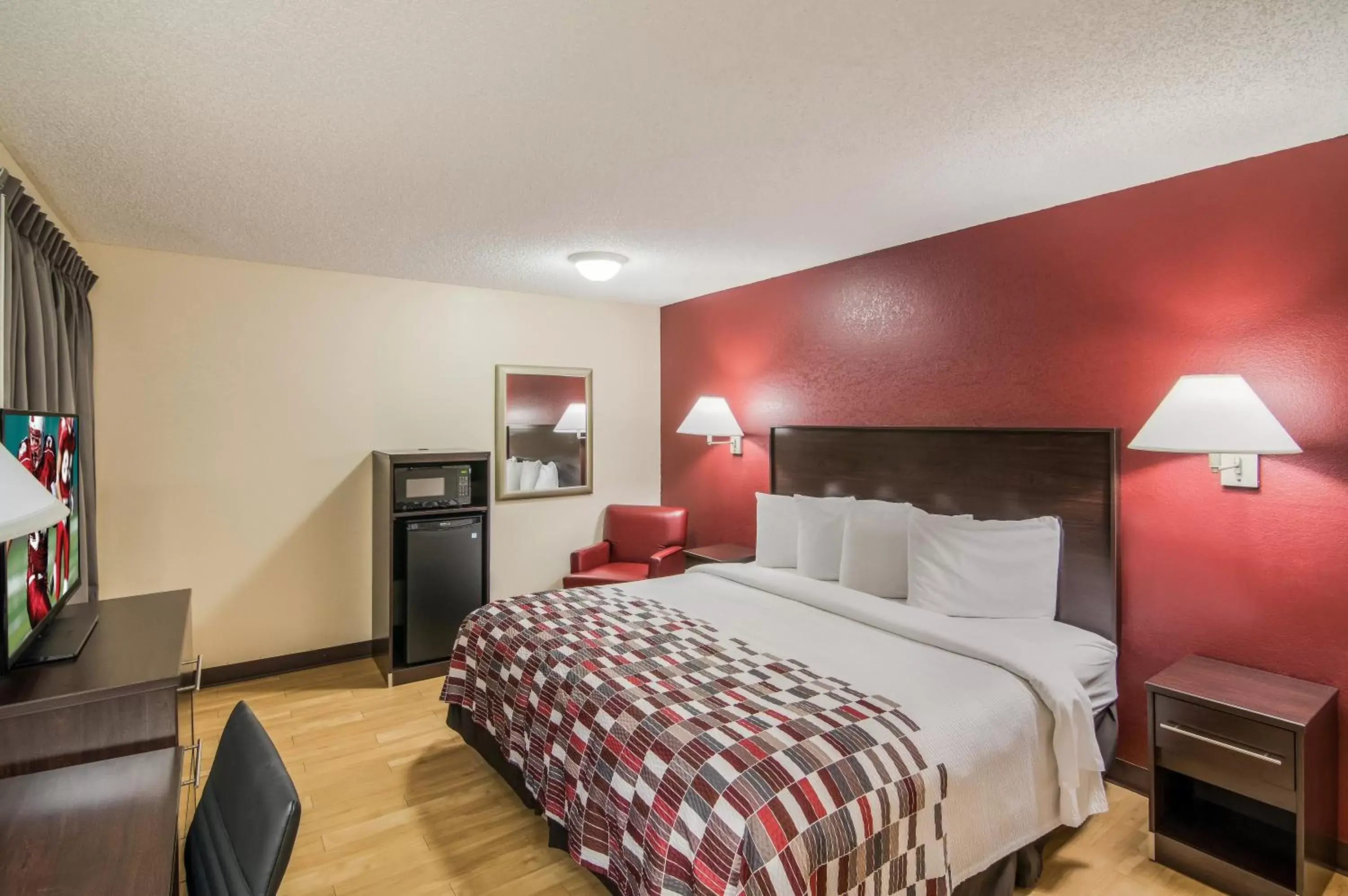 Photo of the whole room, Bed in Red Roof Inn & Suites Pensacola East - Milton