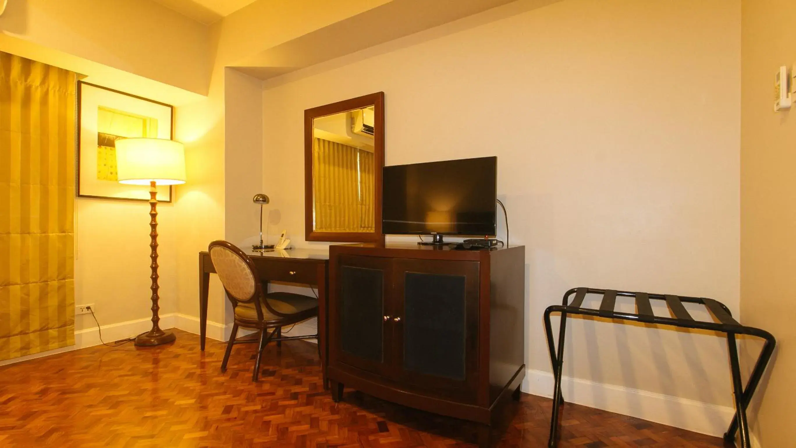 TV and multimedia, TV/Entertainment Center in RedDoorz Premium @ The Residences Olympia Makati