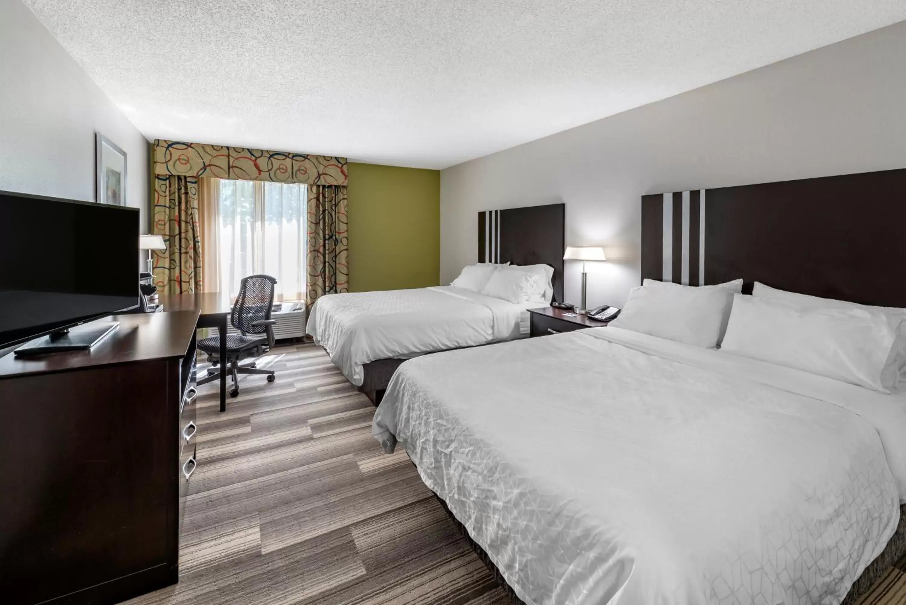 Photo of the whole room, Bed in Holiday Inn Express Hotel & Suites Cincinnati-Blue Ash, an IHG Hotel