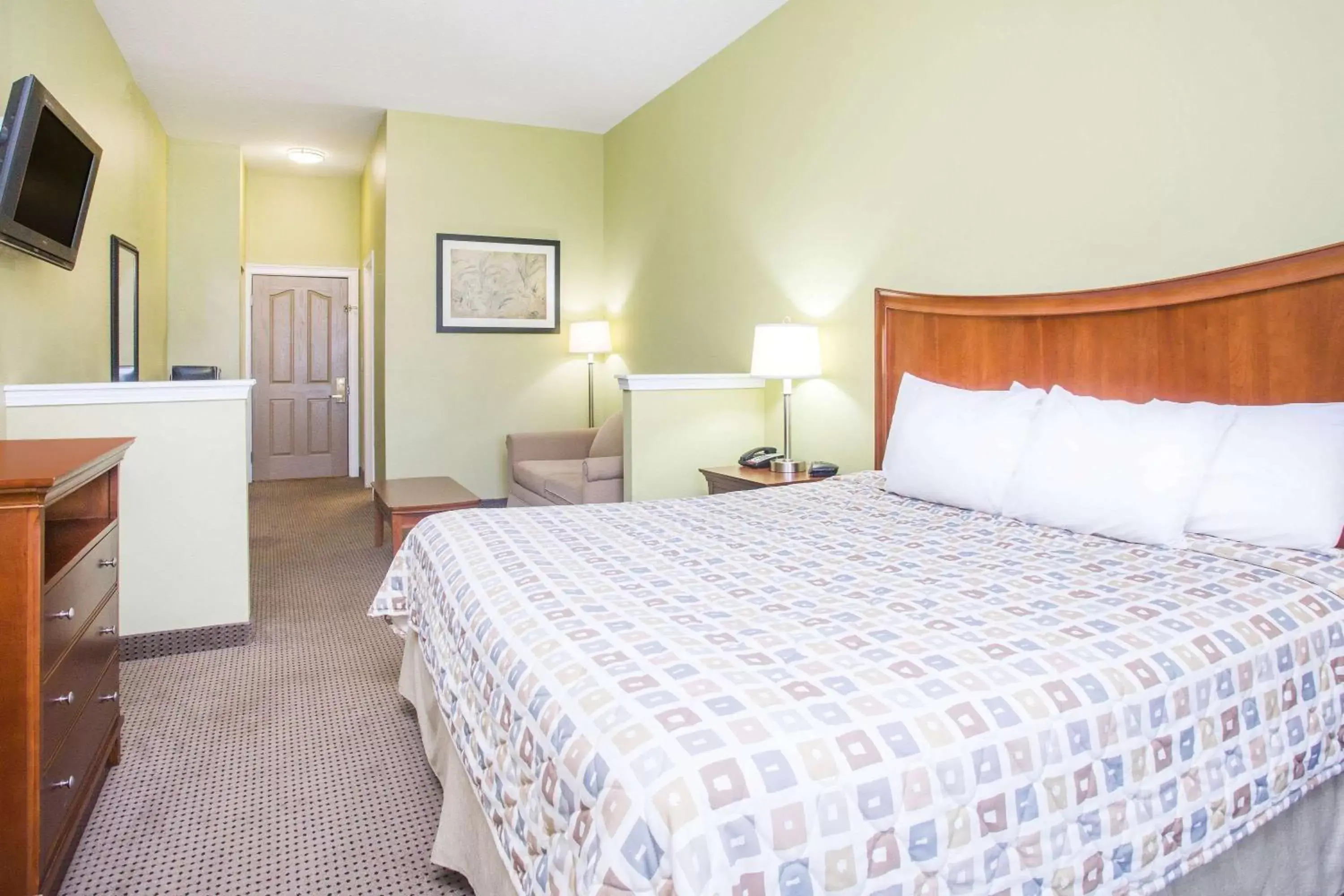 Photo of the whole room, Bed in Days Inn & Suites by Wyndham Swainsboro