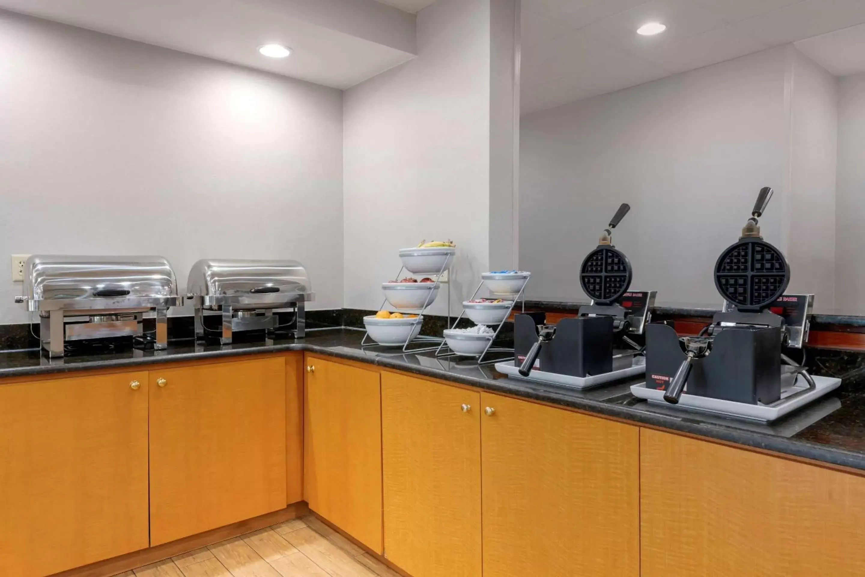 Restaurant/places to eat, Kitchen/Kitchenette in Comfort Suites Near Universal Orlando Resort