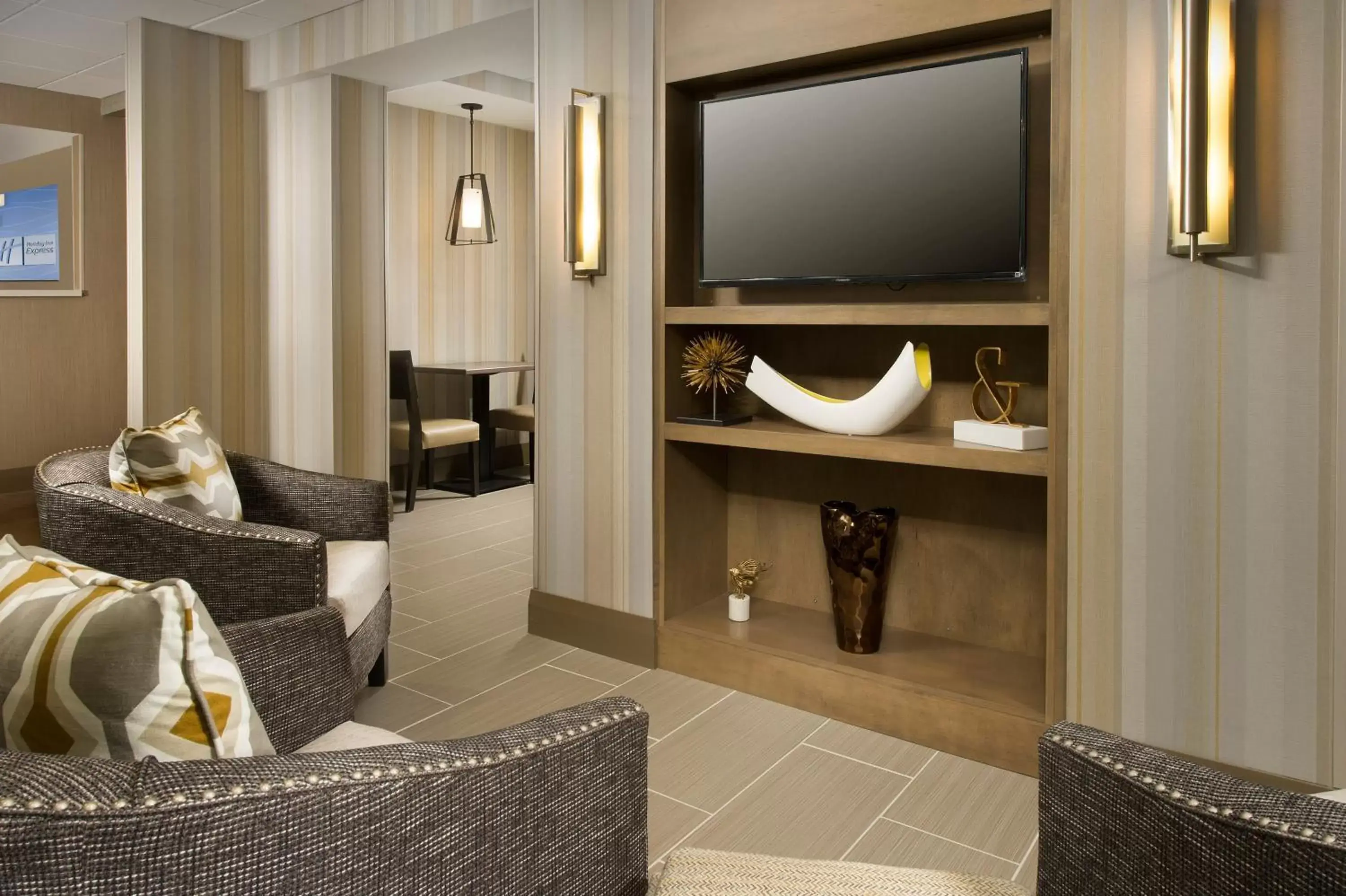 Lobby or reception, TV/Entertainment Center in Holiday Inn Express Boston North-Woburn, an IHG Hotel