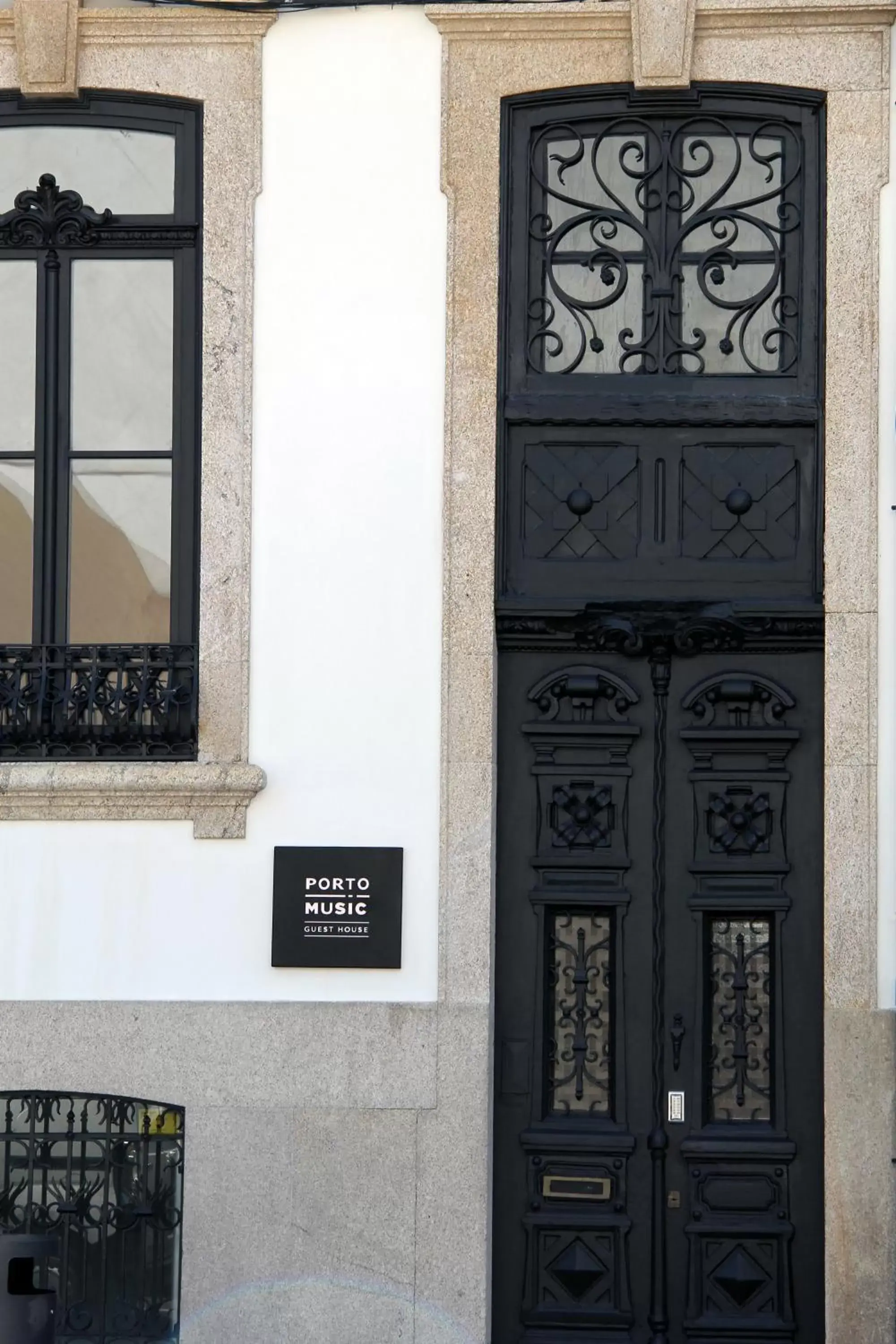 Facade/entrance in Porto Music Guest House
