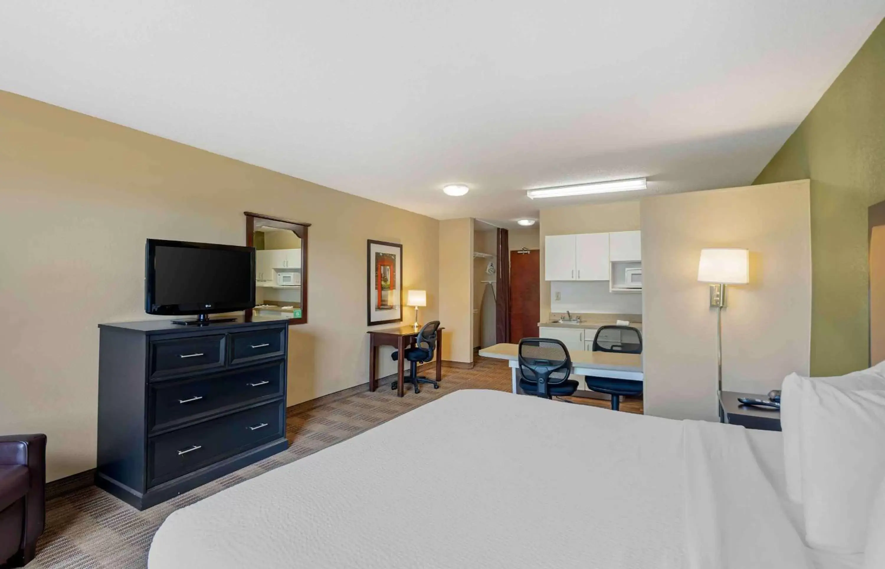 Bedroom, TV/Entertainment Center in Extended Stay America Select Suites - Chicago - Rolling Meadows