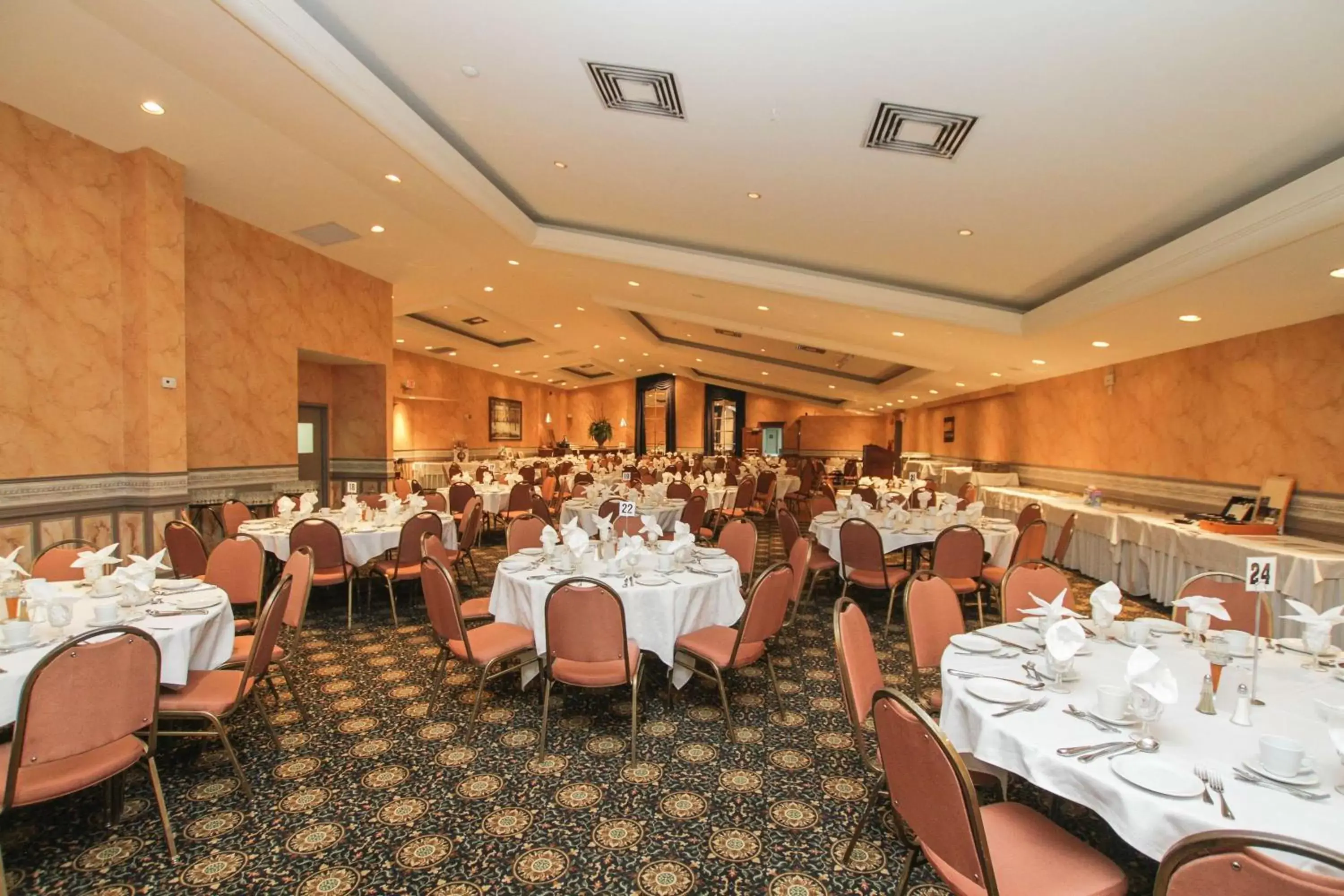 On site, Restaurant/Places to Eat in Best Western Parkway Inn & Conference Centre