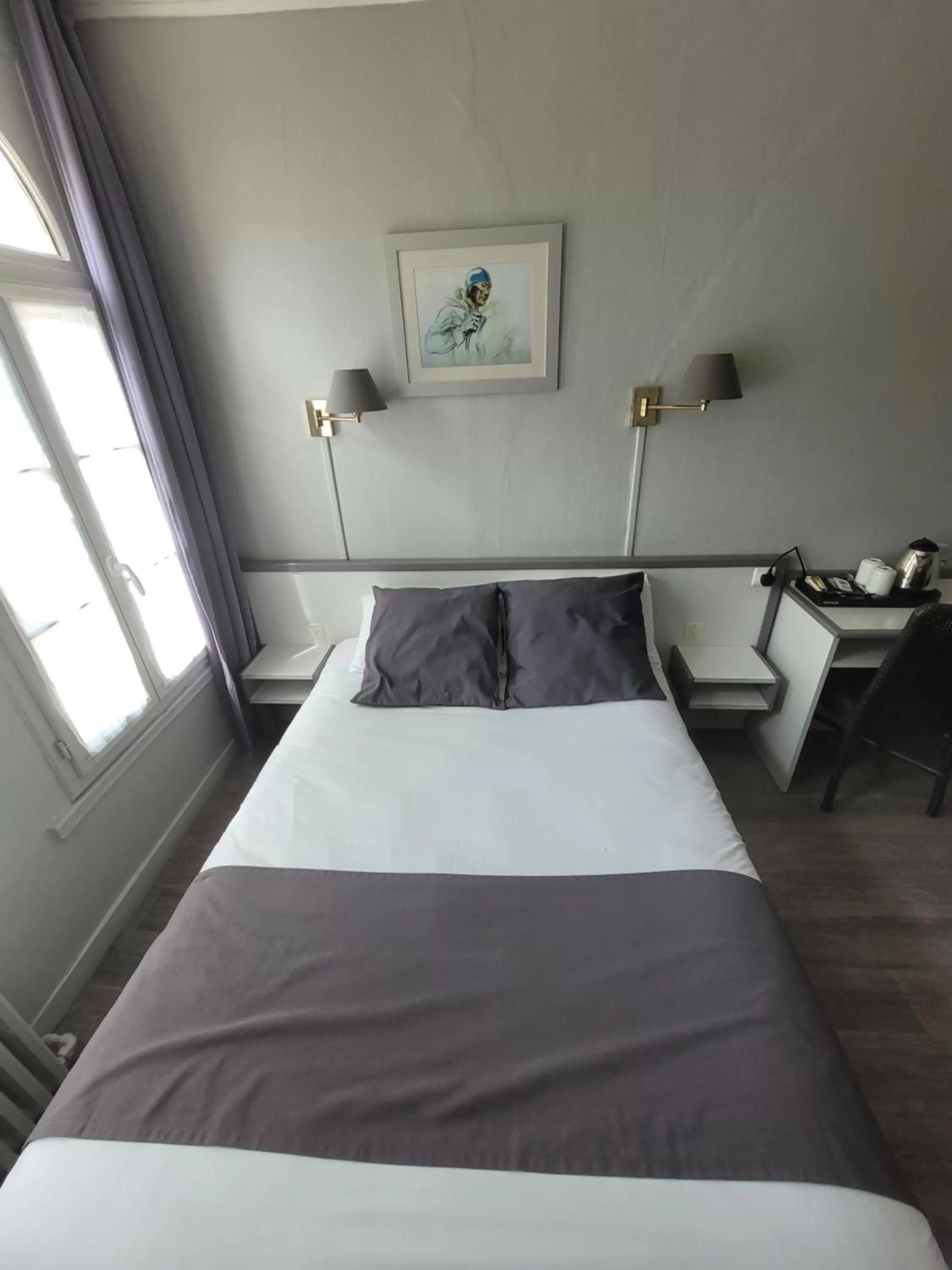Bed in Hôtel Céline - Hôtel de la Gare