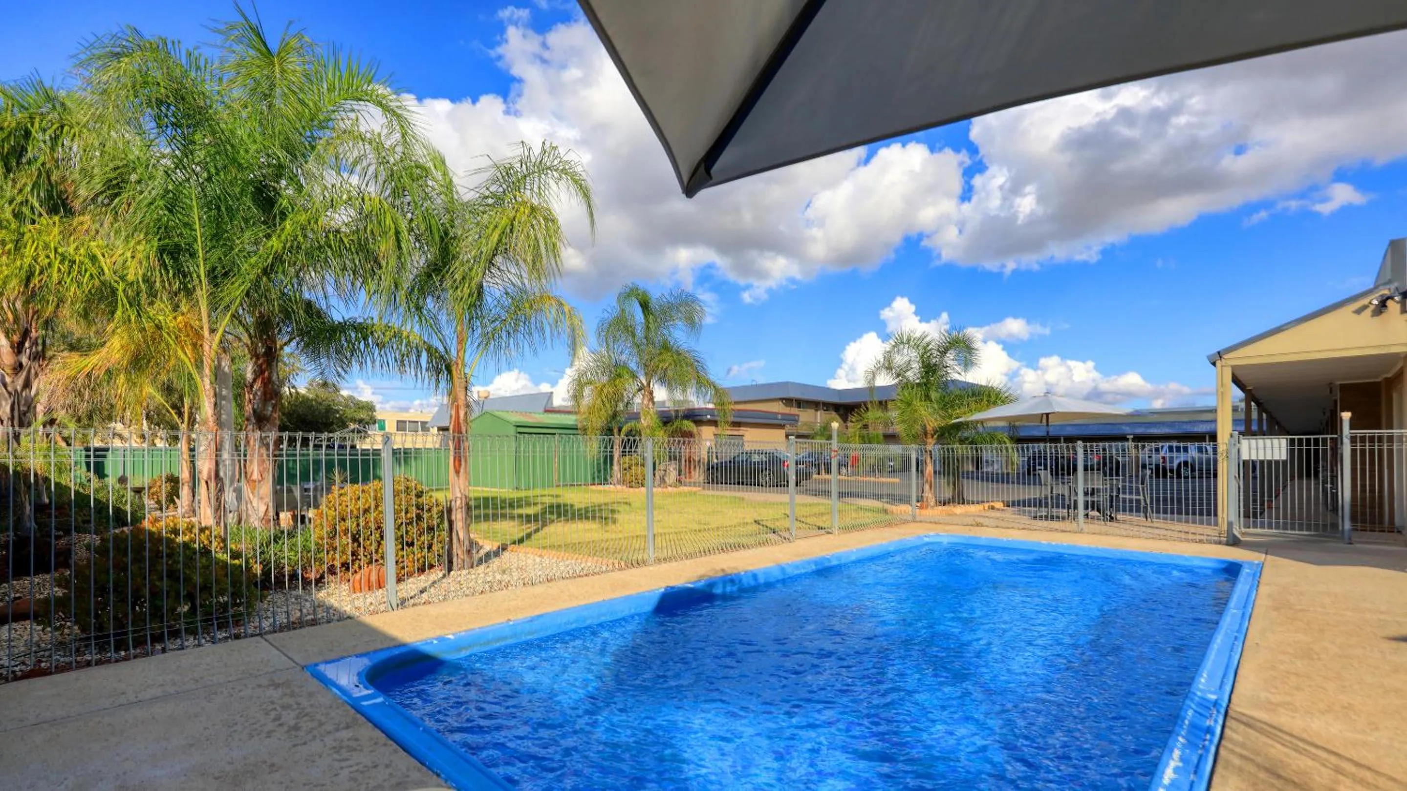 Swimming pool in Quality Inn Swan Hill
