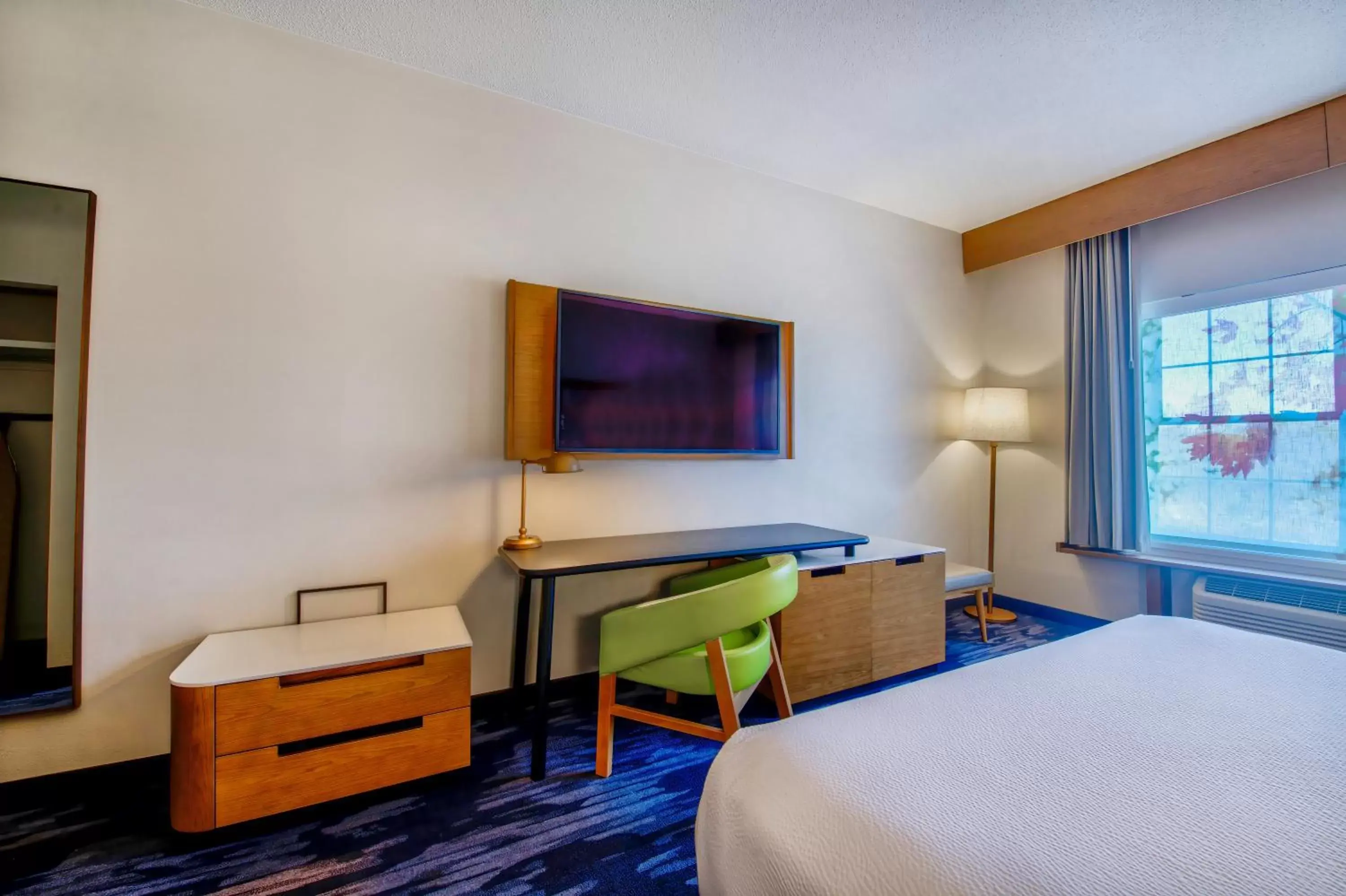 TV and multimedia, Bed in Fairfield Inn & Suites by Marriott Cortland