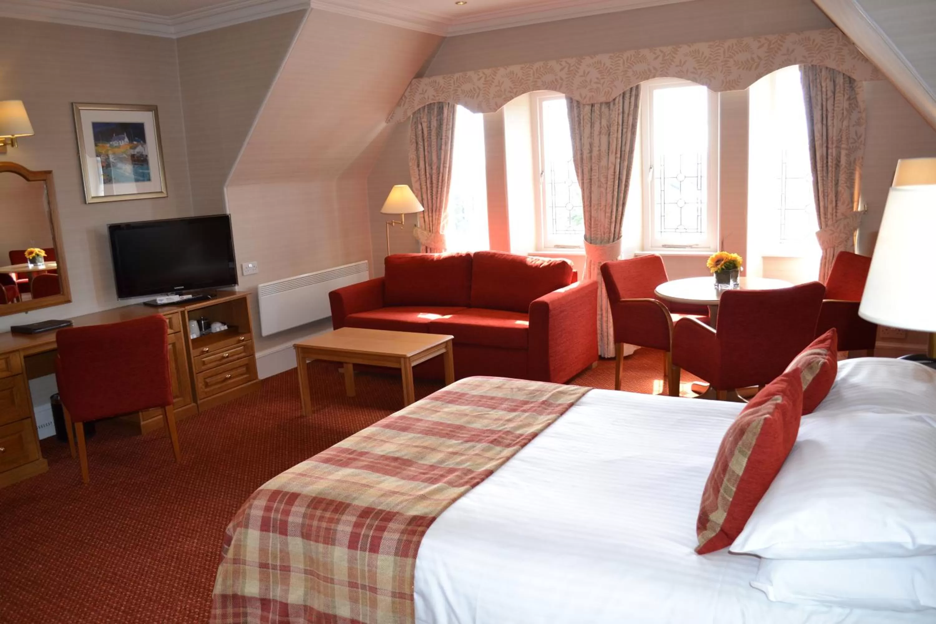 Photo of the whole room, Bed in Atholl Hotel