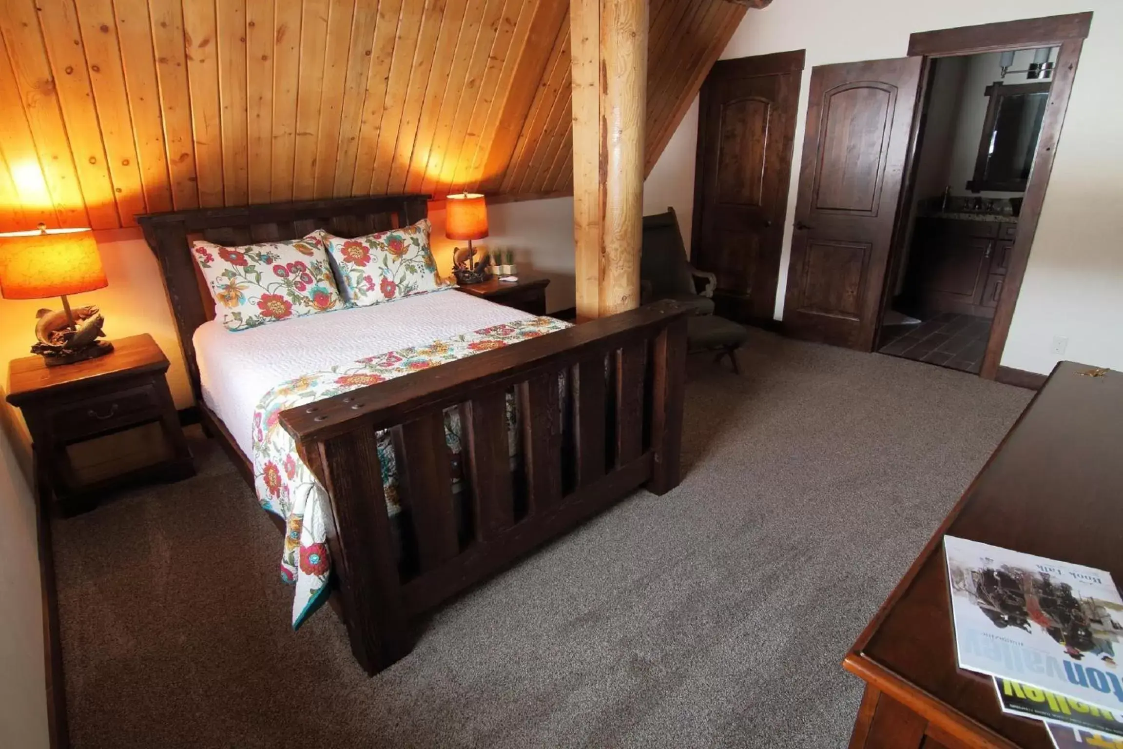 Bedroom, Bed in Fin and Feather Inn