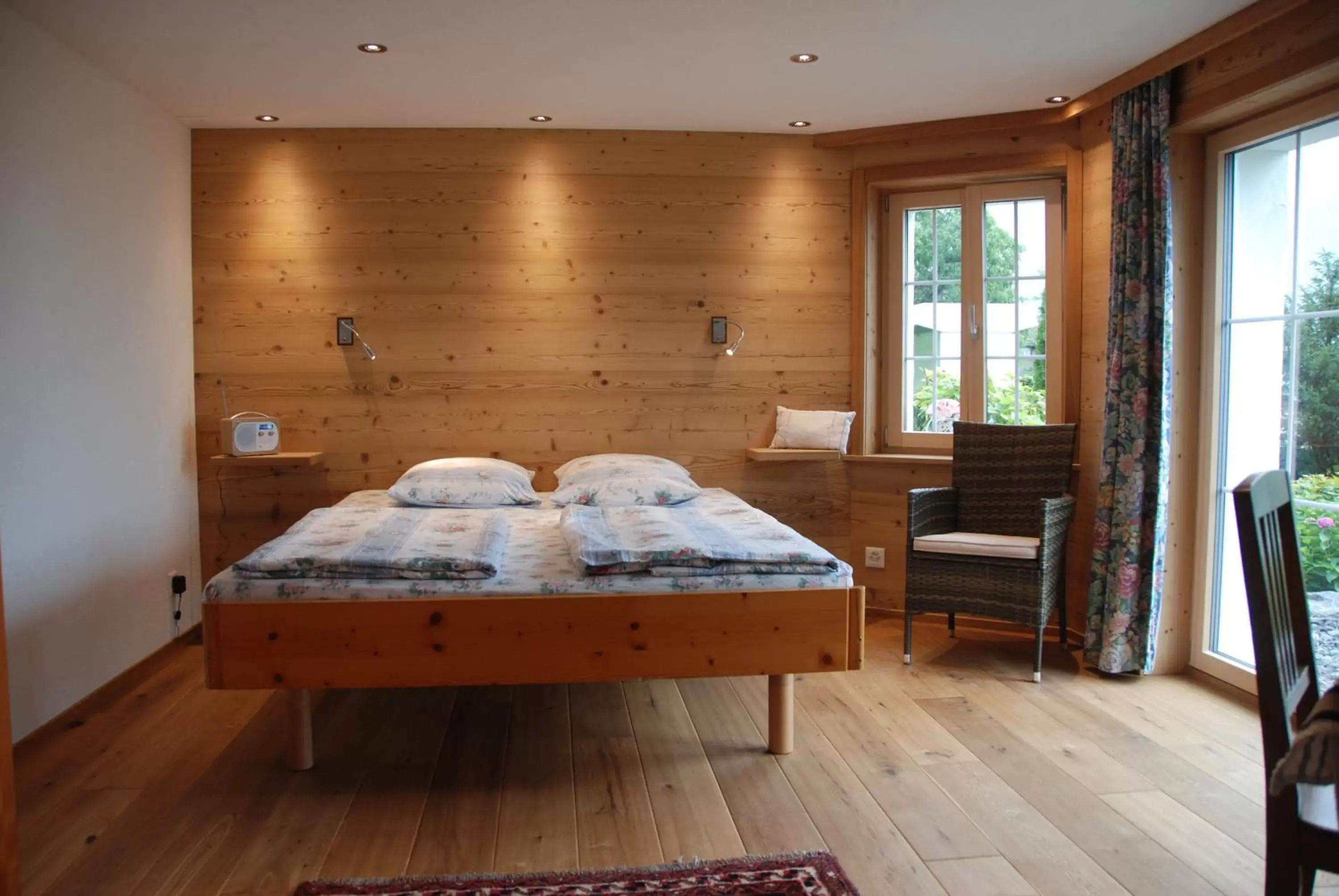 Photo of the whole room, Bed in Jobin Brienz