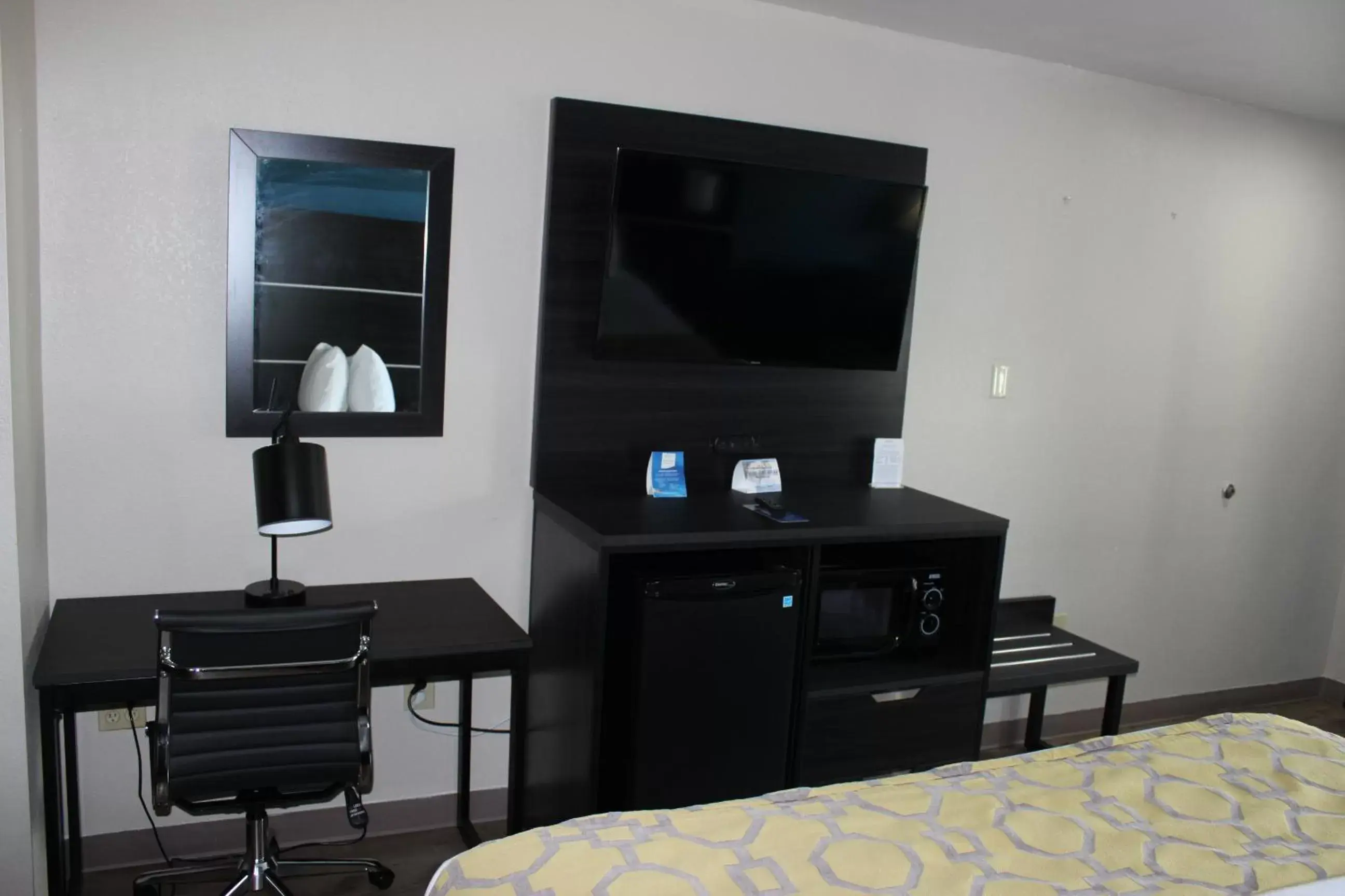 TV/Entertainment Center in Baymont Inn & Suites