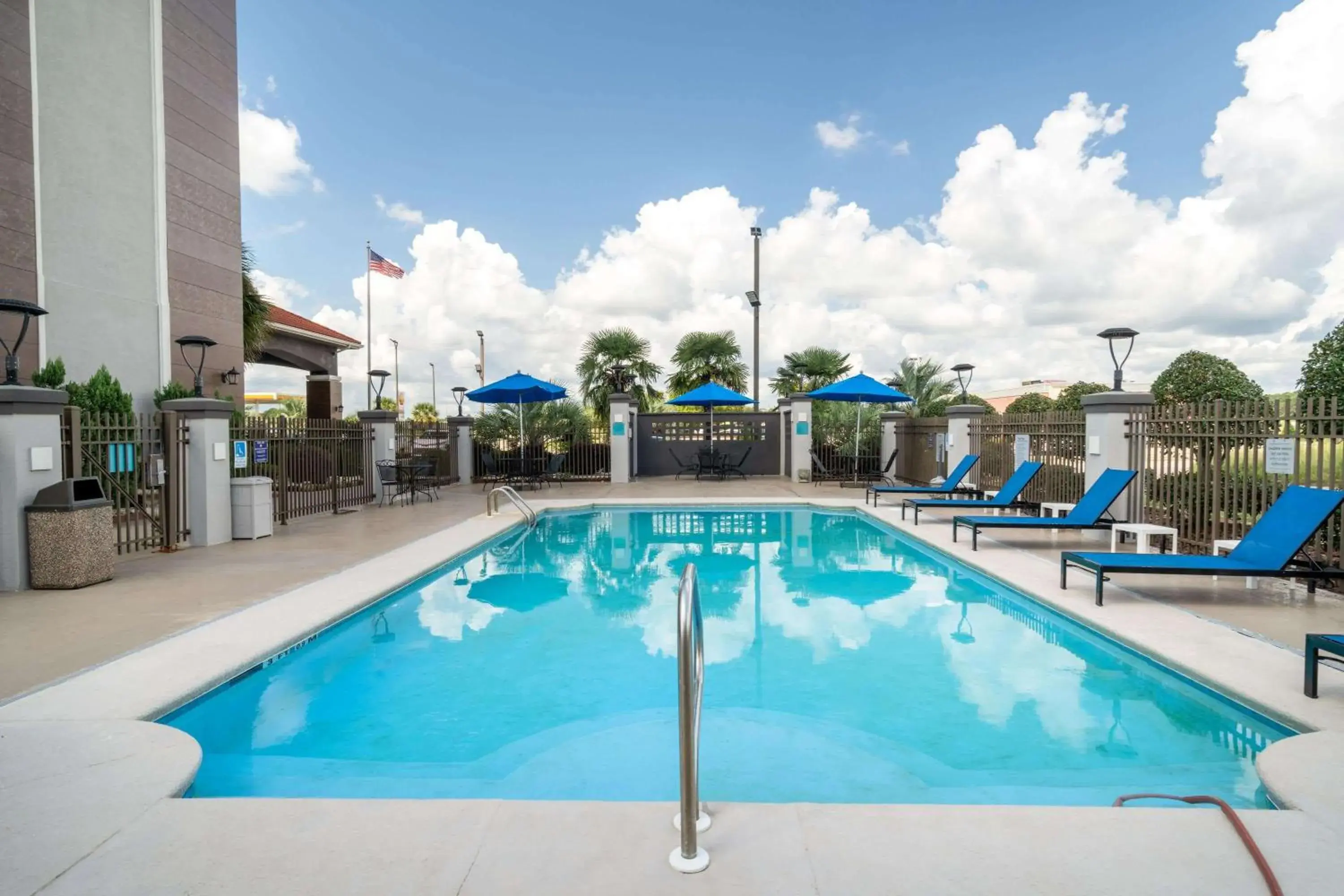 Activities, Swimming Pool in La Quinta Inn & Suites by Wyndham Prattville