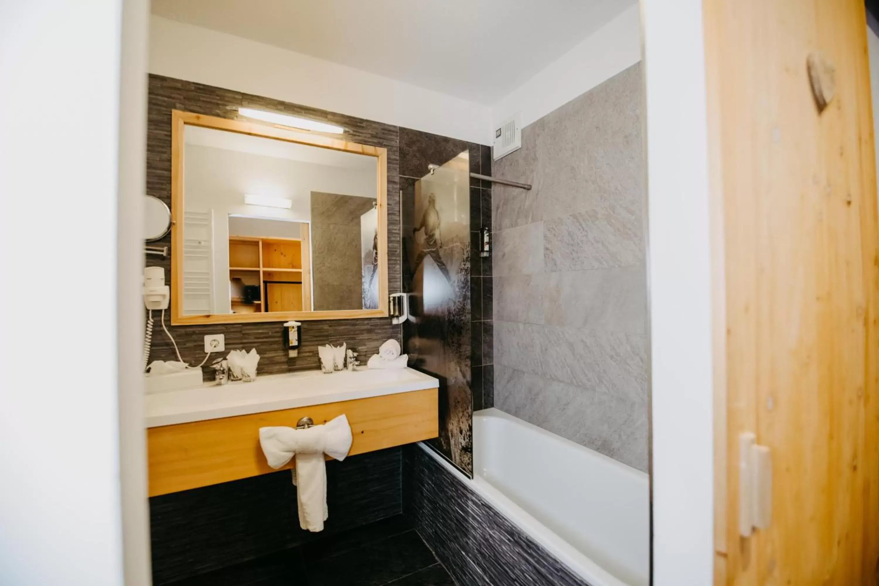 Comfort Double Room with Balcony in Vitalhotel Gosau Comfort Double Room with Balcony in Vitalhotel Gosau