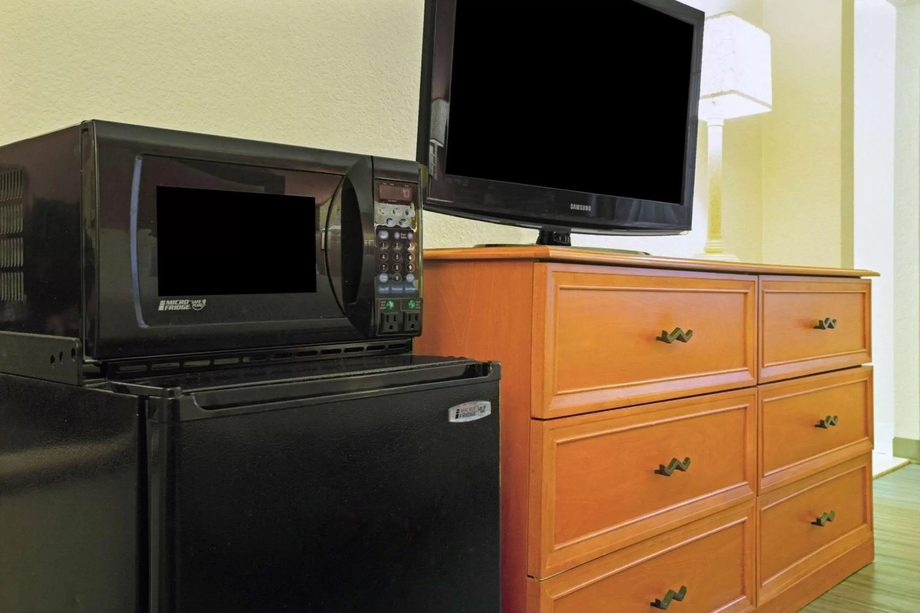 Photo of the whole room, TV/Entertainment Center in La Quinta Inn by Wyndham Victoria