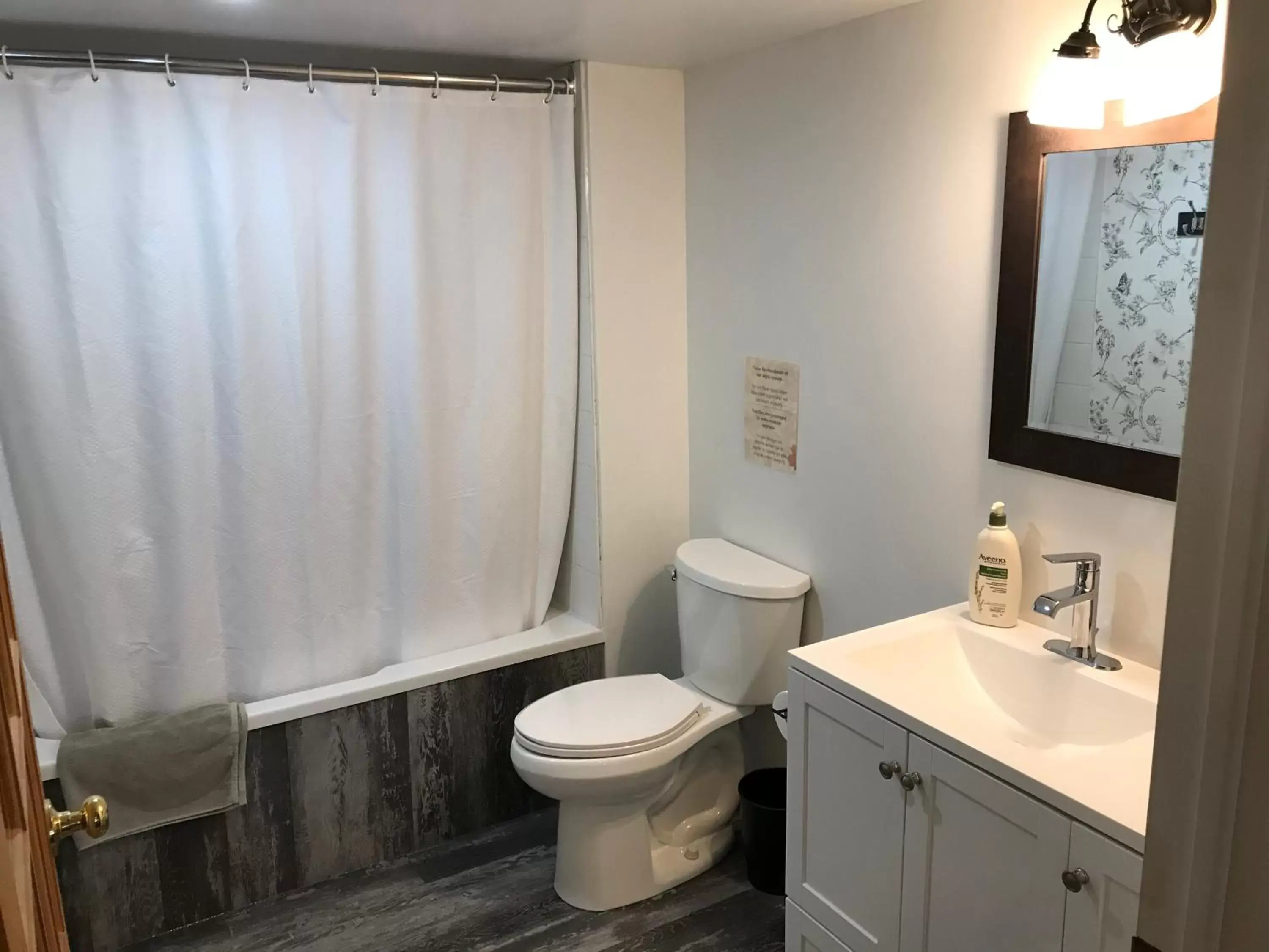 Bathroom in La Grange Country Inn