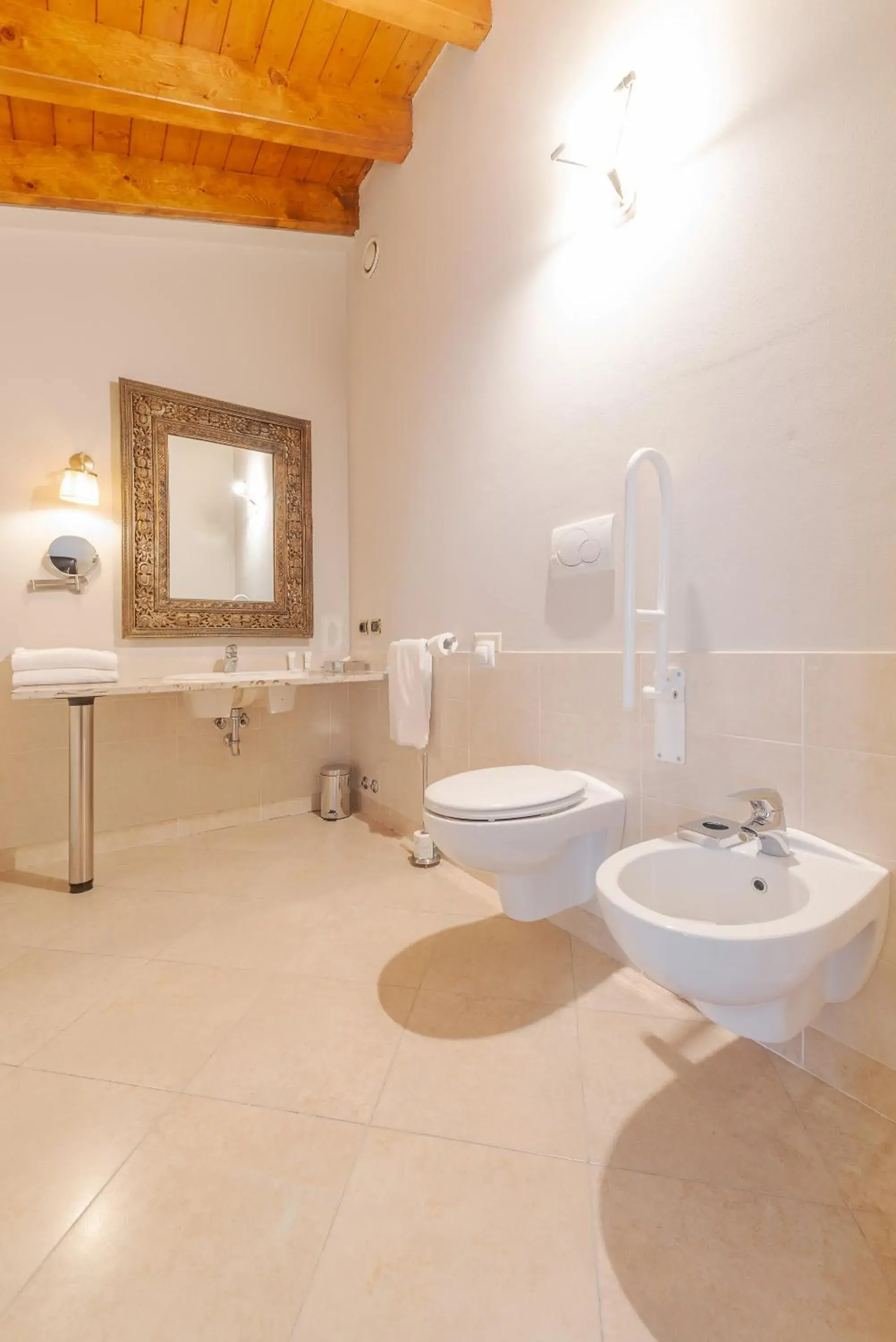 Bathroom in Hotel Horizon Wellness & Spa Resort; Best Western Signature Collection