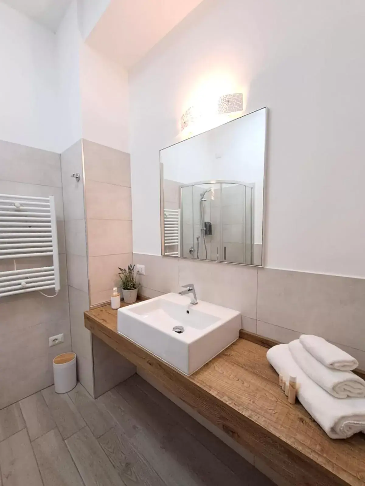 Shower, Bathroom in Ajana Rooms by Accomodo