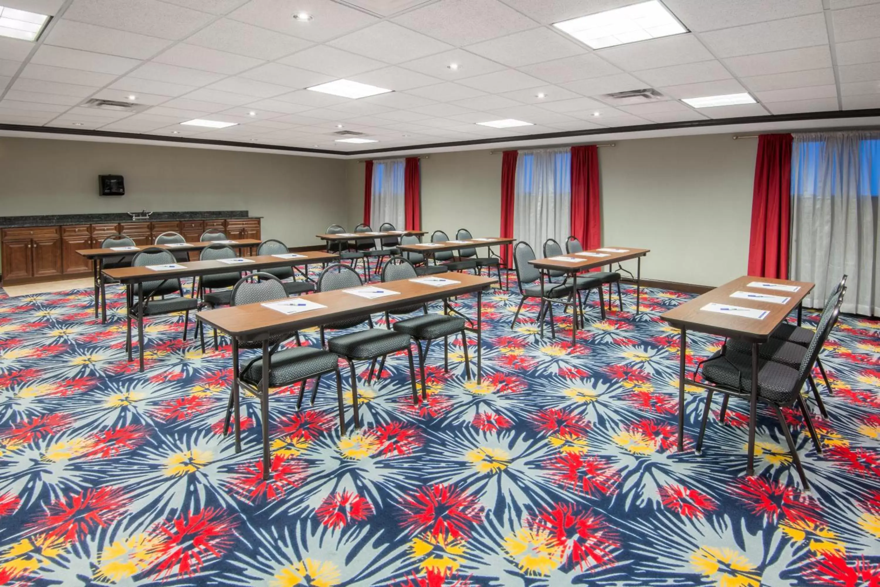 Meeting/conference room in Holiday Inn Express Cleveland Airport - Brook Park, an IHG Hotel