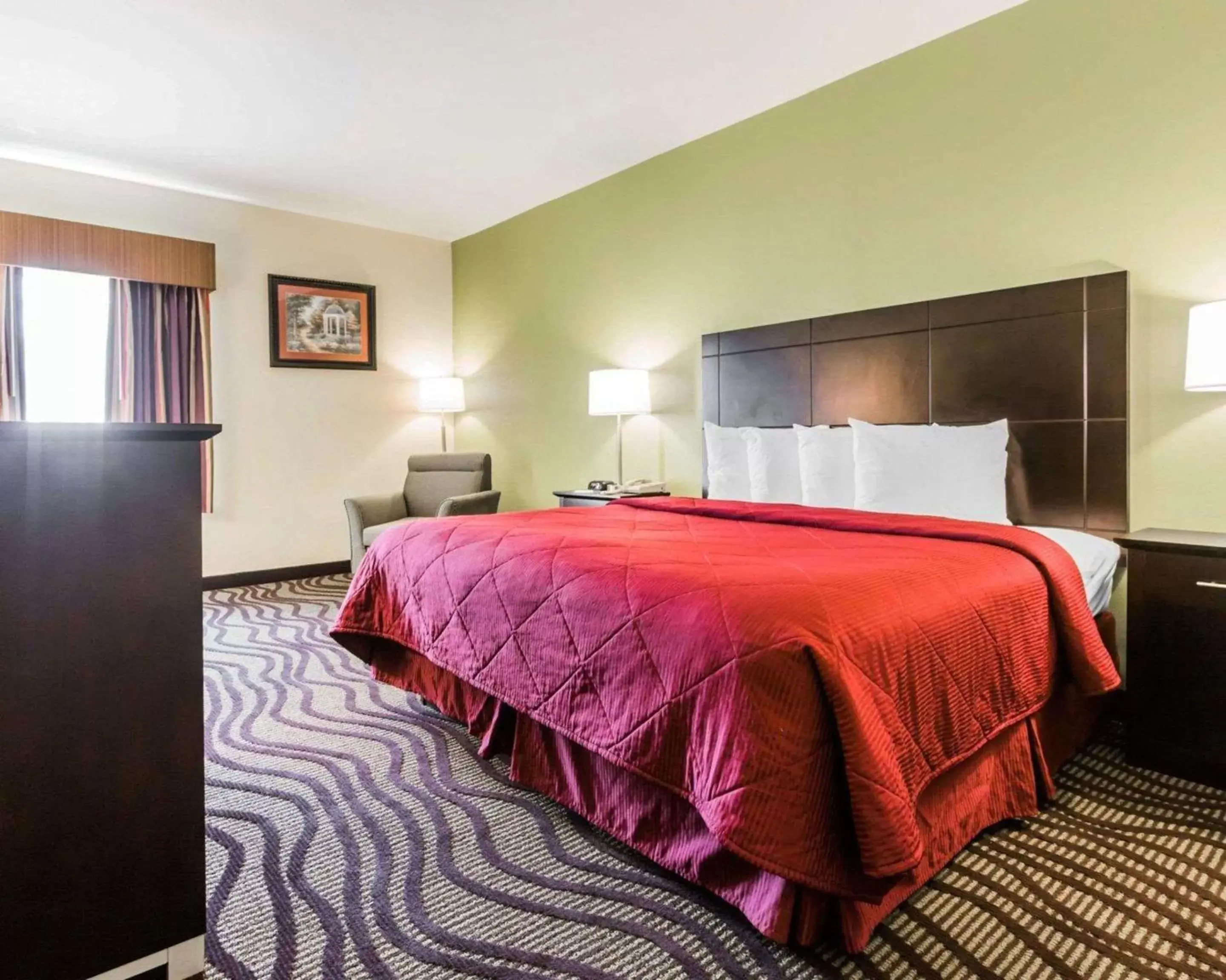 Photo of the whole room, Bed in Quality Inn & Suites near Coliseum and Hwy 231 North