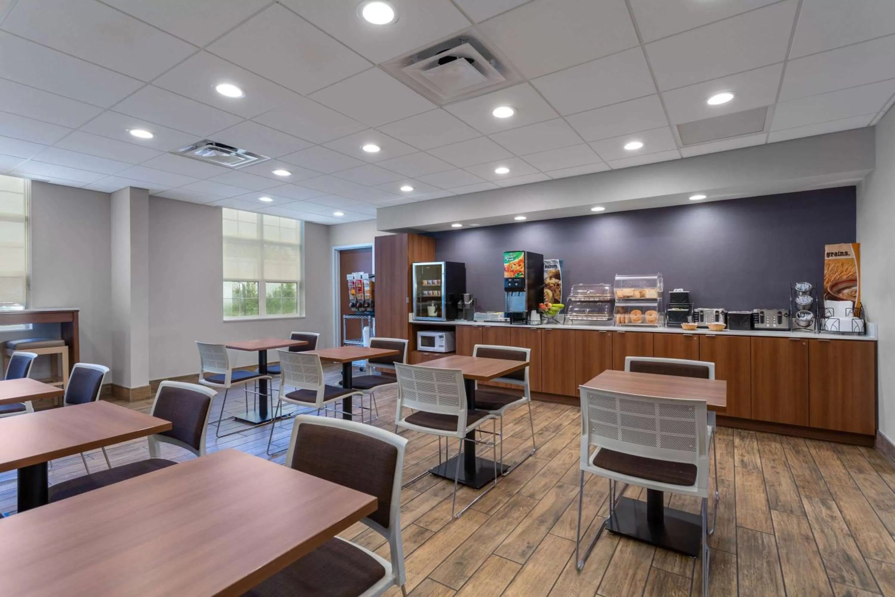 Restaurant/places to eat in Microtel Inn & Suites by Wyndham Niagara Falls