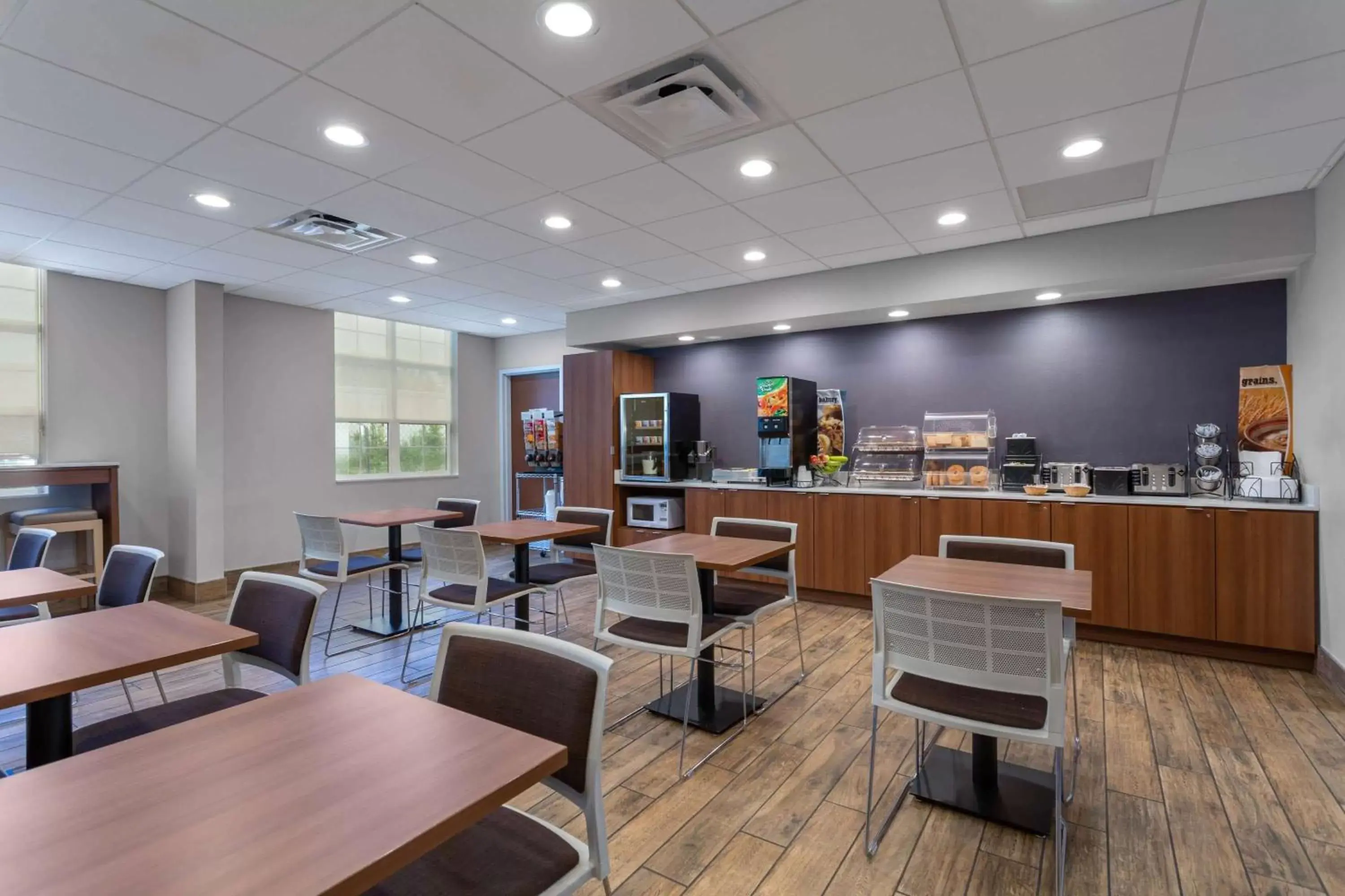 Restaurant/Places to Eat in Microtel Inn & Suites by Wyndham Niagara Falls