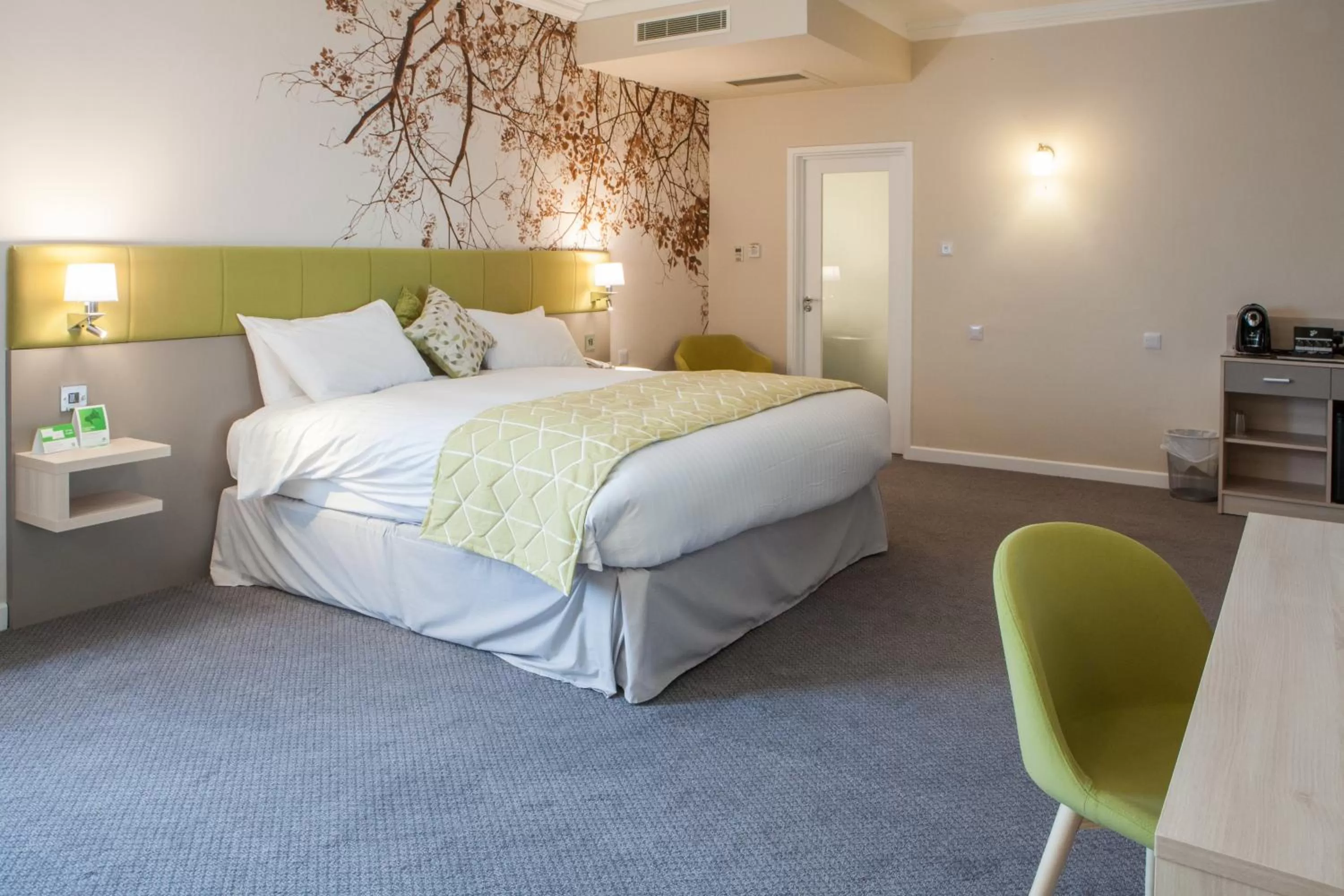 Photo of the whole room, Bed in Holiday Inn Corby Kettering A43 by IHG