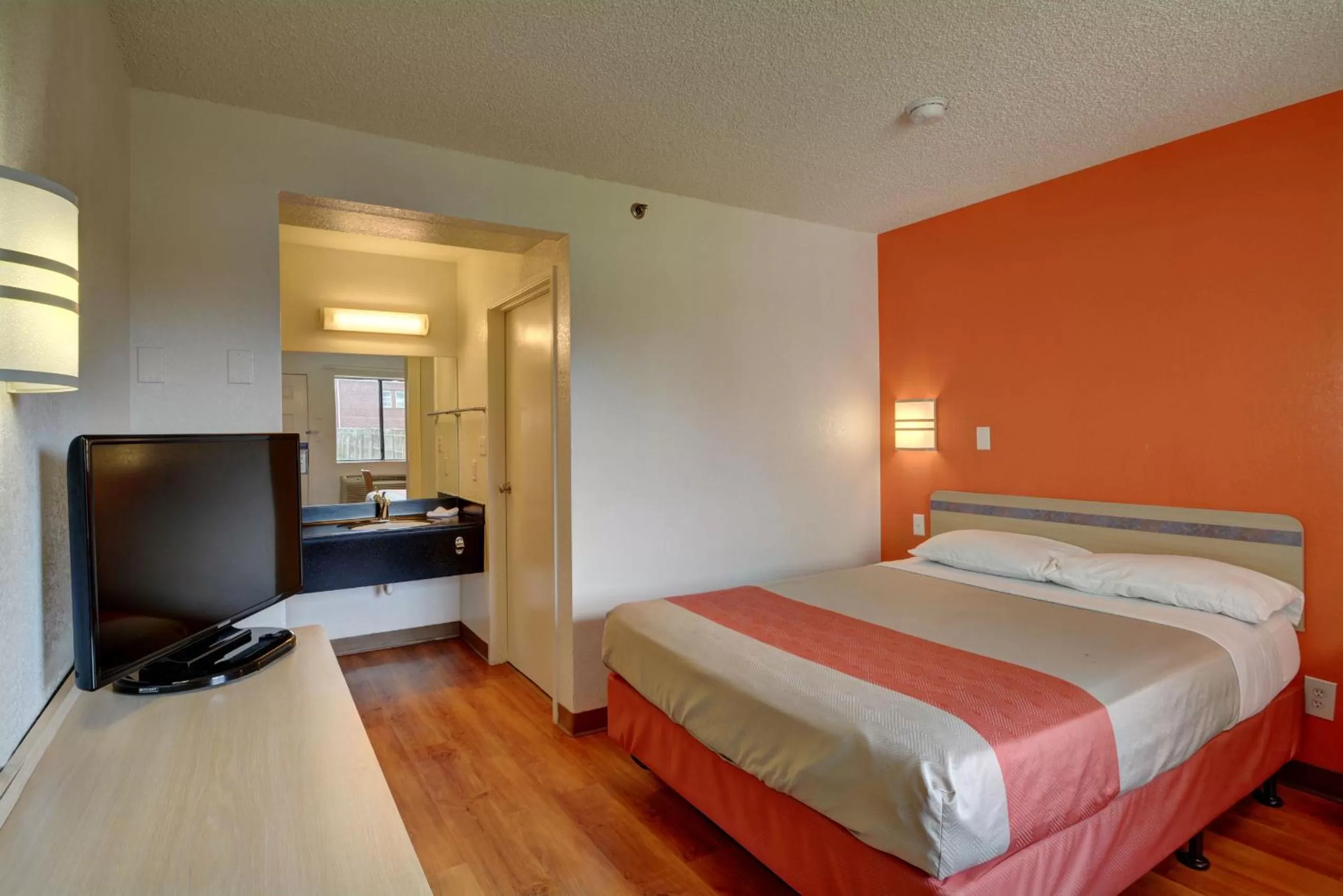 Bedroom, Bed in Motel 6-Wethersfield, CT - Hartford